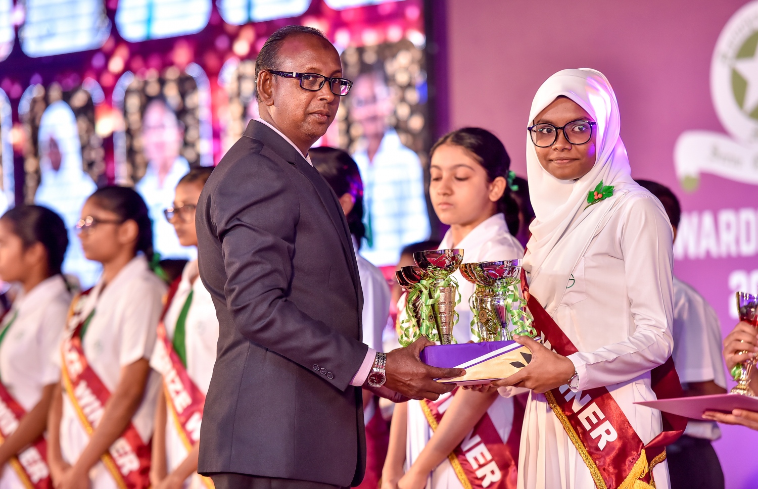 މާލެ: އޮކްޓޯބަރު 17، 2017: އަމީނިއްޔާ ސުކޫލުގެ 2016 ވަނަ އަހަރުގެ އަހަރީ އިނާމު ދިނުމުގެ ޖަލްސާގެ ތެރެއިން.-- ފޮޓޯ: ނިޝާން އަލީ /މިހާރު