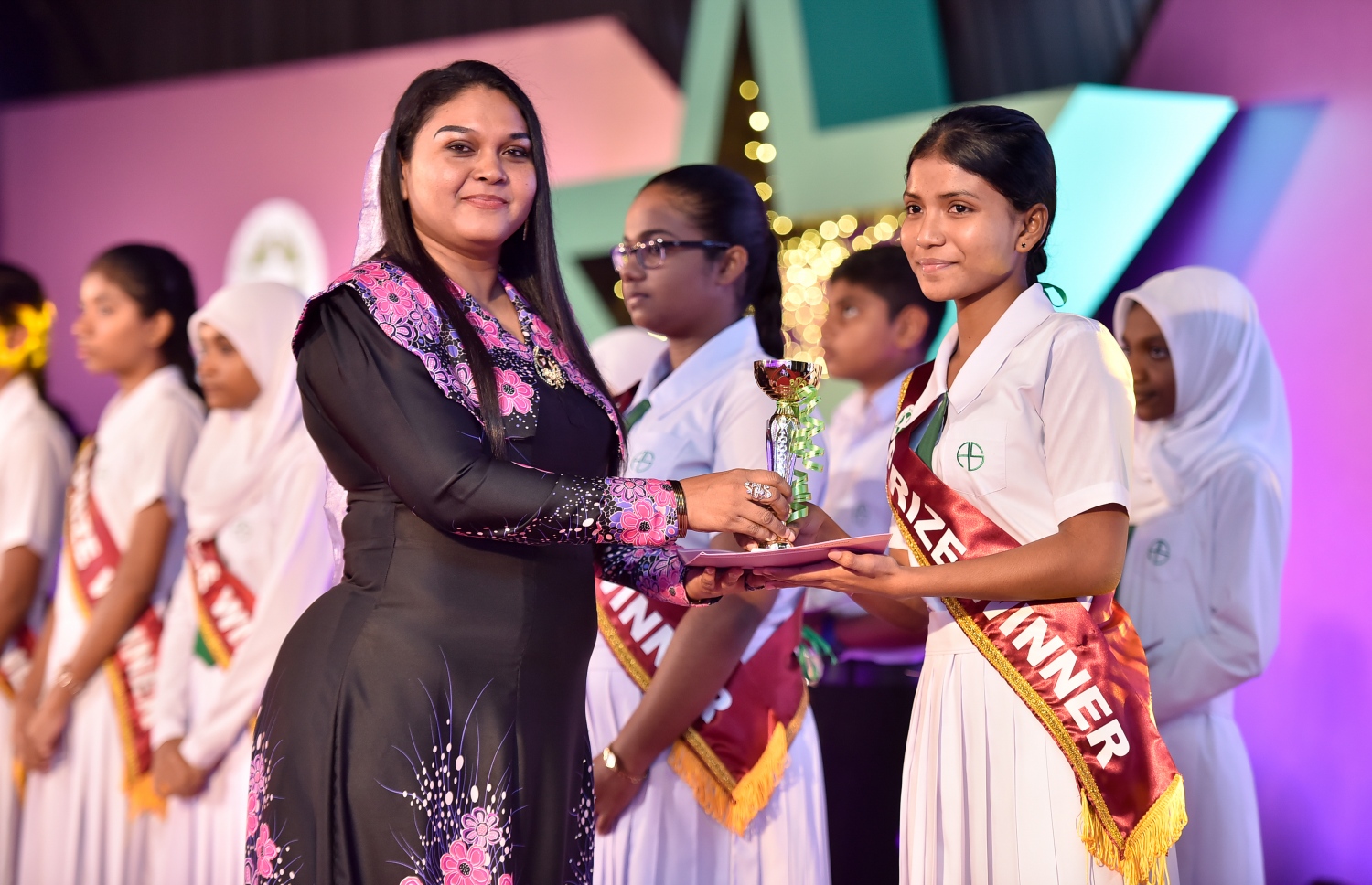 މާލެ: އޮކްޓޯބަރު 17، 2017: އަމީނިއްޔާ ސުކޫލުގެ 2016 ވަނަ އަހަރުގެ އަހަރީ އިނާމު ދިނުމުގެ ޖަލްސާގެ ތެރެއިން.-- ފޮޓޯ: ނިޝާން އަލީ /މިހާރު