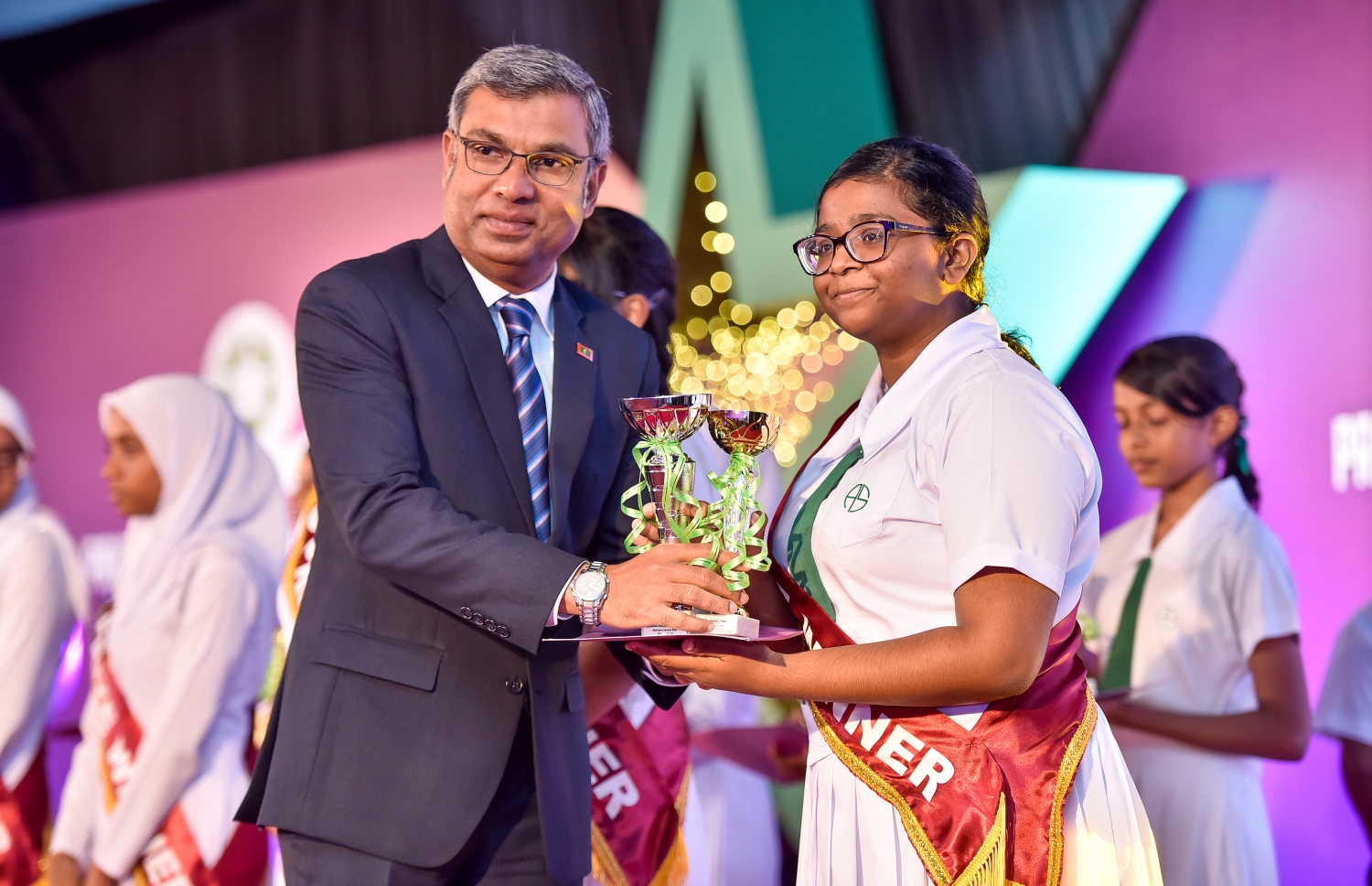 މާލެ: އޮކްޓޯބަރު 17، 2017: އަމީނިއްޔާ ސުކޫލުގެ 2016 ވަނަ އަހަރުގެ އަހަރީ އިނާމު ދިނުމުގެ ޖަލްސާގެ ތެރެއިން.-- ފޮޓޯ: ނިޝާން އަލީ /މިހާރު