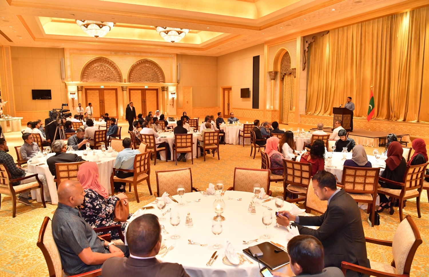 ދުބާއީ، އޮކްޓޯބަރު 17، 2017- ރައީސް ޔާމީންގެ ދެކަނބަލުން ޔޫއޭއީ އަށް ކުރައްވަމުން ގެންދަވާ ރަސްމީ ދަތުރުފުޅުގައި، އެ ގައުމުގައި ދިރިއުޅޭ ދިވެހިންނާ ބައްދަލުކުރެއްވުމަށް ބޭއްވި ހަފުލާ.---ފޮޓޯ: ރައީސް އޮފީސް