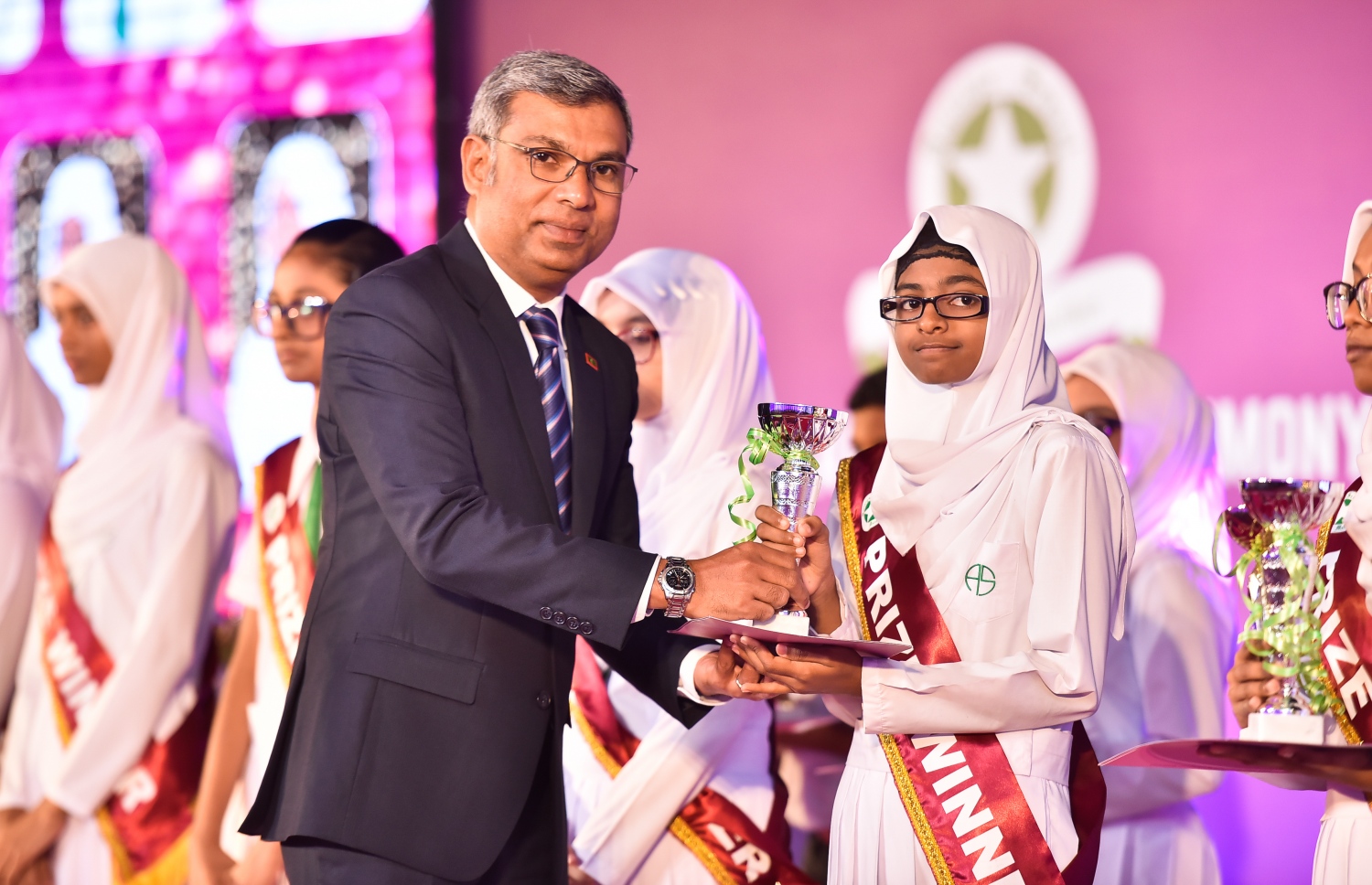 މާލެ: އޮކްޓޯބަރު 17، 2017: އަމީނިއްޔާ ސުކޫލުގެ 2016 ވަނަ އަހަރުގެ އަހަރީ އިނާމު ދިނުމުގެ ޖަލްސާގެ ތެރެއިން.-- ފޮޓޯ: ނިޝާން އަލީ /މިހާރު