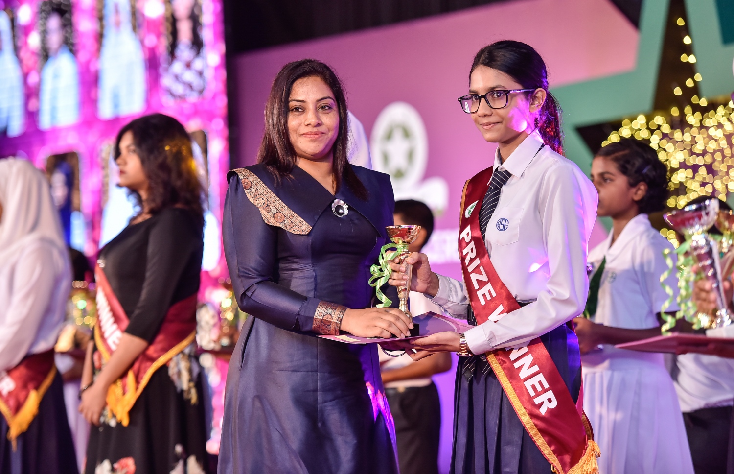 މާލެ: އޮކްޓޯބަރު 17، 2017: އަމީނިއްޔާ ސުކޫލުގެ 2016 ވަނަ އަހަރުގެ އަހަރީ އިނާމު ދިނުމުގެ ޖަލްސާގެ ތެރެއިން.-- ފޮޓޯ: ނިޝާން އަލީ /މިހާރު