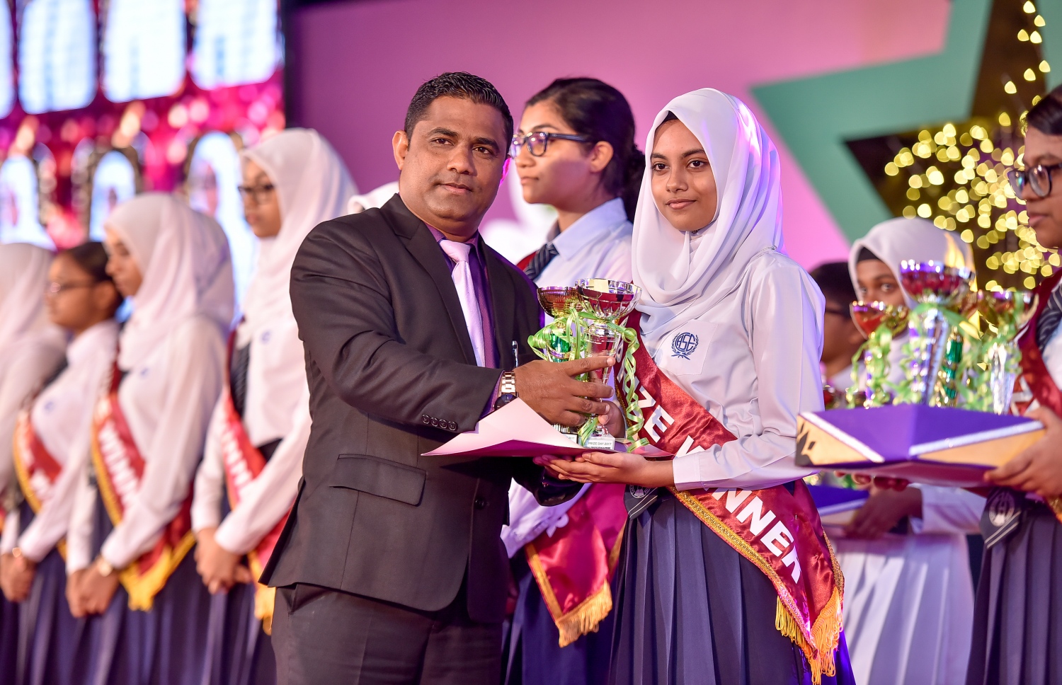 މާލެ: އޮކްޓޯބަރު 17، 2017: އަމީނިއްޔާ ސުކޫލުގެ 2016 ވަނަ އަހަރުގެ އަހަރީ އިނާމު ދިނުމުގެ ޖަލްސާގެ ތެރެއިން.-- ފޮޓޯ: ނިޝާން އަލީ /މިހާރު