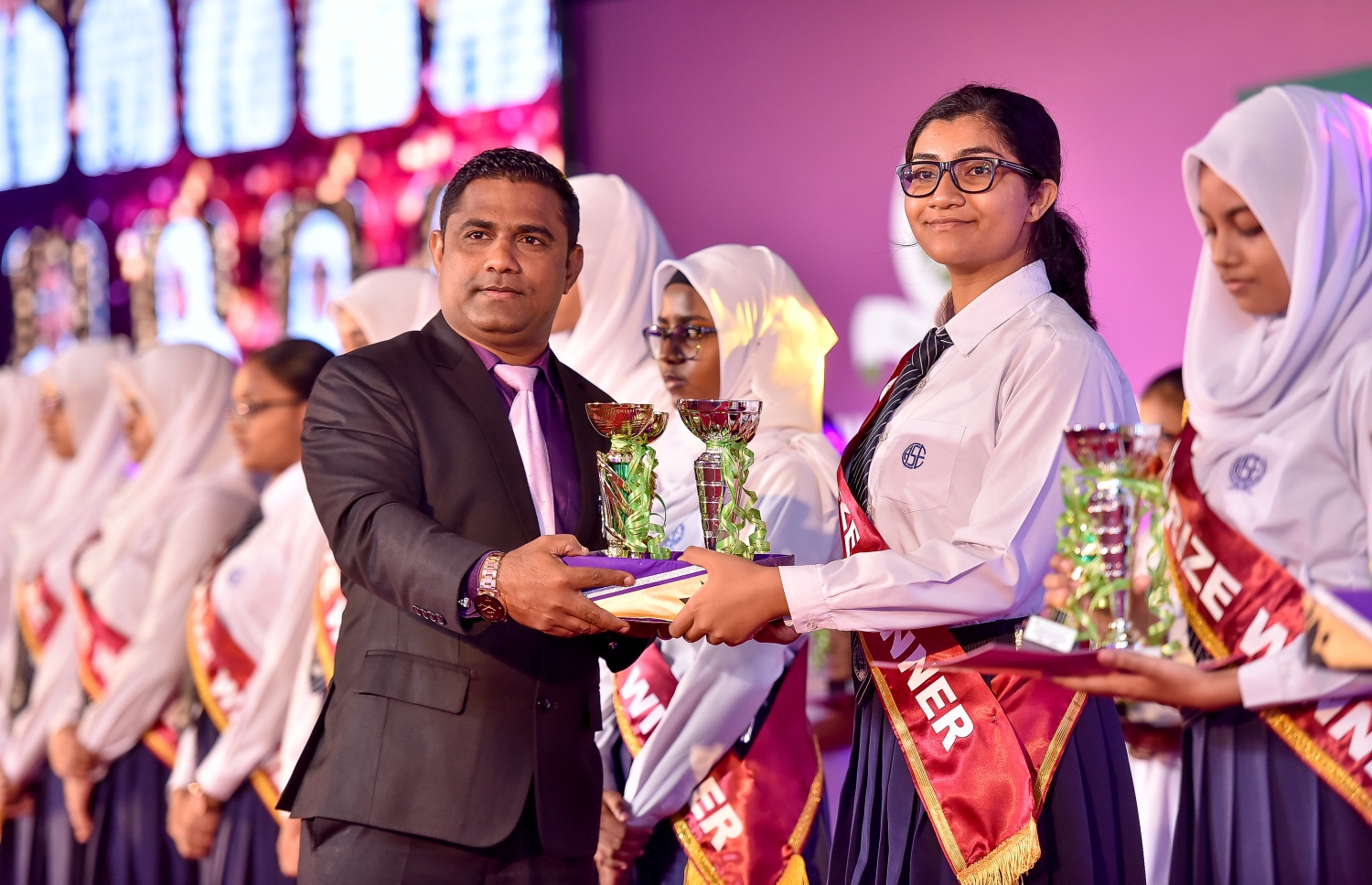 މާލެ: އޮކްޓޯބަރު 17، 2017: އަމީނިއްޔާ ސުކޫލުގެ 2016 ވަނަ އަހަރުގެ އަހަރީ އިނާމު ދިނުމުގެ ޖަލްސާގެ ތެރެއިން.-- ފޮޓޯ: ނިޝާން އަލީ /މިހާރު