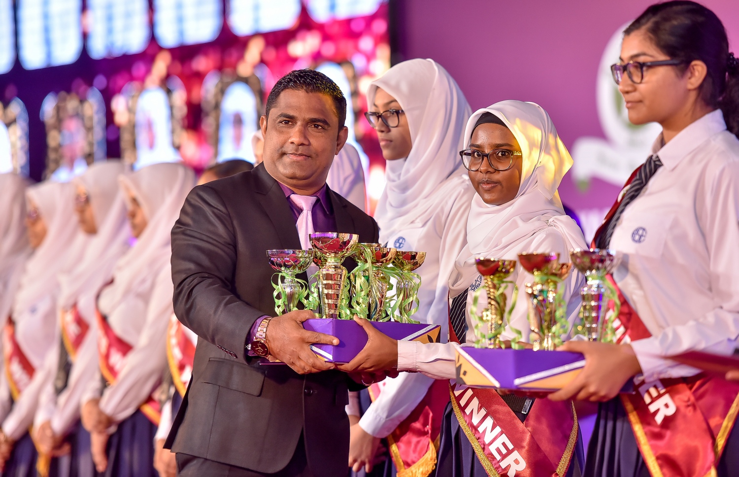 މާލެ: އޮކްޓޯބަރު 17، 2017: އަމީނިއްޔާ ސުކޫލުގެ 2016 ވަނަ އަހަރުގެ އަހަރީ އިނާމު ދިނުމުގެ ޖަލްސާގެ ތެރެއިން.-- ފޮޓޯ: ނިޝާން އަލީ /މިހާރު