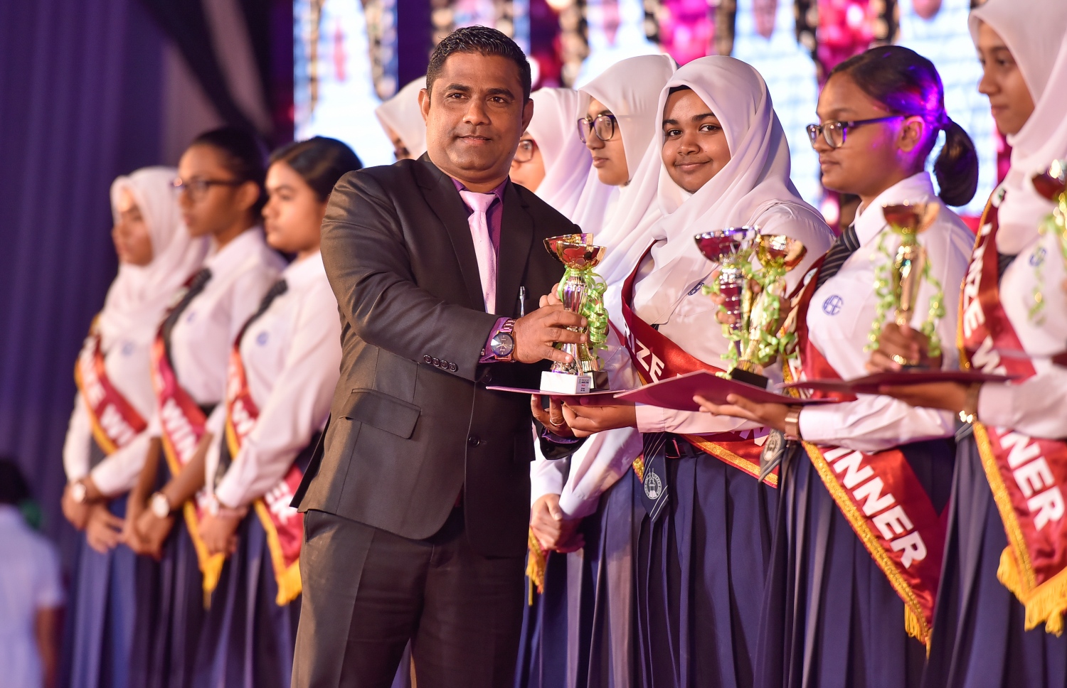 މާލެ: އޮކްޓޯބަރު 17، 2017: އަމީނިއްޔާ ސުކޫލުގެ 2016 ވަނަ އަހަރުގެ އަހަރީ އިނާމު ދިނުމުގެ ޖަލްސާގެ ތެރެއިން.-- ފޮޓޯ: ނިޝާން އަލީ /މިހާރު