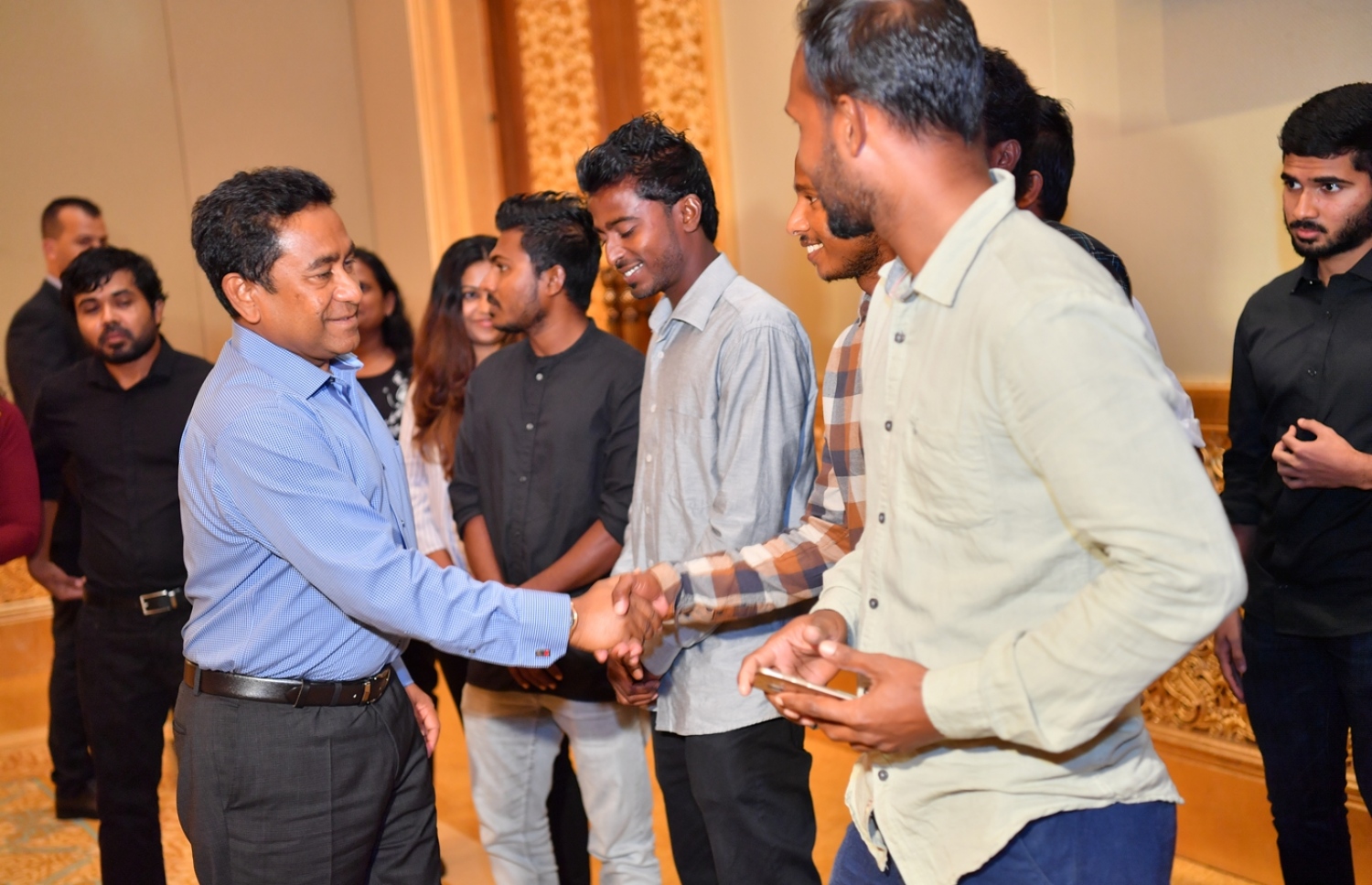 ދުބާއީ، އޮކްޓޯބަރު 17، 2017- ރައީސް ޔާމީންގެ ދެކަނބަލުން ޔޫއޭއީ އަށް ކުރައްވަމުން ގެންދަވާ ރަސްމީ ދަތުރުފުޅުގައި، އެ ގައުމުގައި ދިރިއުޅޭ ދިވެހިންނާ ބައްދަލުކުރެއްވުމަށް ބޭއްވި ހަފުލާގައި ބައެއް މީހުންނާ ސަލާމް ކުރައްވަނީ.---ފޮޓޯ: ރައީސް އޮފީސް