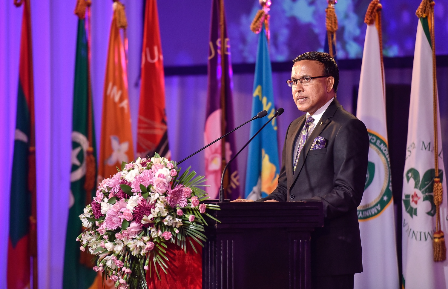 މާލެ: އޮކްޓޯބަރު 17، 2017: އަމީނިއްޔާ ސުކޫލުގެ 2016 ވަނަ އަހަރުގެ އަހަރީ އިނާމު ދިނުމުގެ ޖަލްސާގައި އެޑިއުކޭޝަން މިނިސްޓްރީގެ ސްޓޭޓް މިނިސްޓަރު ޑރ. އަބްދުﷲ ނަޒީރު ވާހަކަ ދައްކަވަނީ.-- ފޮޓޯ: ނިޝާން އަލީ /މިހާރު