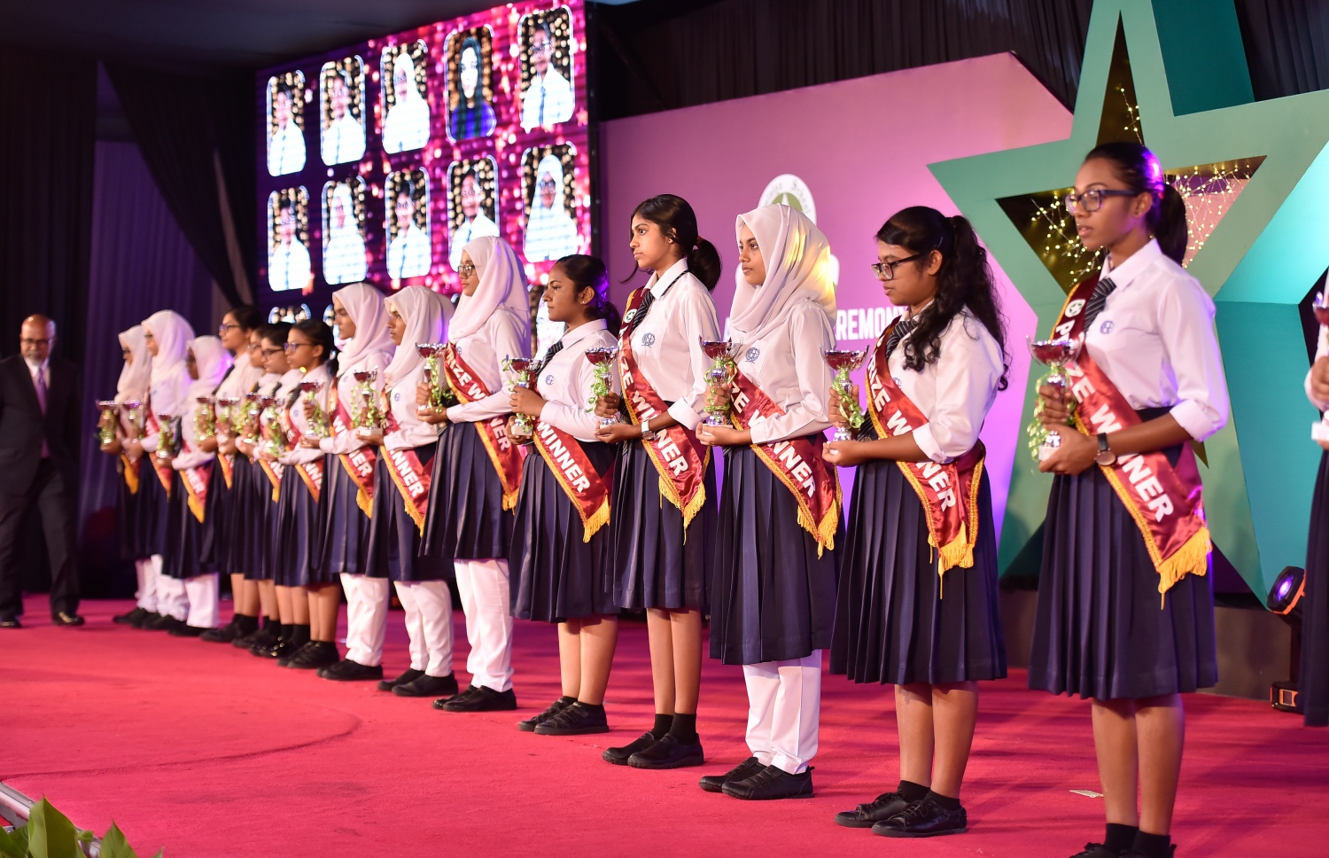 މާލެ: އޮކްޓޯބަރު 17، 2017: އަމީނިއްޔާ ސުކޫލުގެ 2016 ވަނަ އަހަރުގެ އަހަރީ އިނާމު ދިނުމުގެ ޖަލްސާގެ ތެރެއިން.-- ފޮޓޯ: ނިޝާން އަލީ /މިހާރު