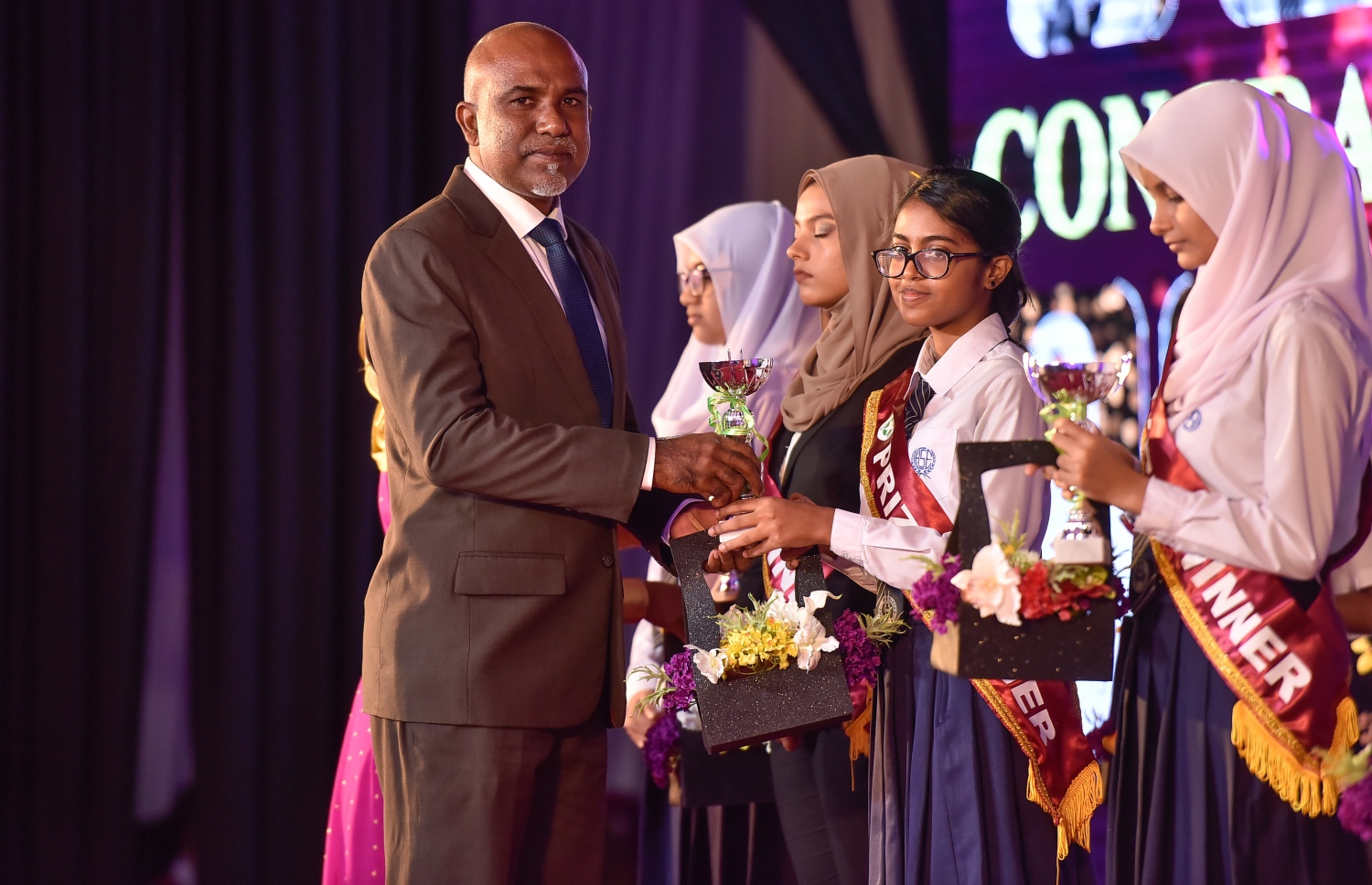 މާލެ: އޮކްޓޯބަރު 17، 2017: އަމީނިއްޔާ ސުކޫލުގެ 2016 ވަނަ އަހަރުގެ އަހަރީ އިނާމު ދިނުމުގެ ޖަލްސާގެ ތެރެއިން.-- ފޮޓޯ: ނިޝާން އަލީ /މިހާރު