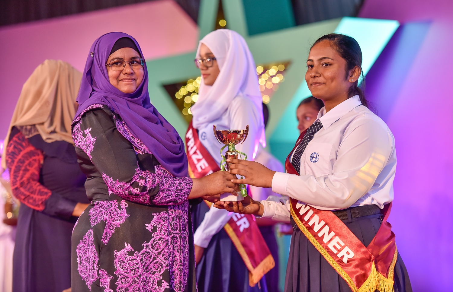 މާލެ: އޮކްޓޯބަރު 17، 2017: އަމީނިއްޔާ ސުކޫލުގެ 2016 ވަނަ އަހަރުގެ އަހަރީ އިނާމު ދިނުމުގެ ޖަލްސާގެ ތެރެއިން.-- ފޮޓޯ: ނިޝާން އަލީ /މިހާރު