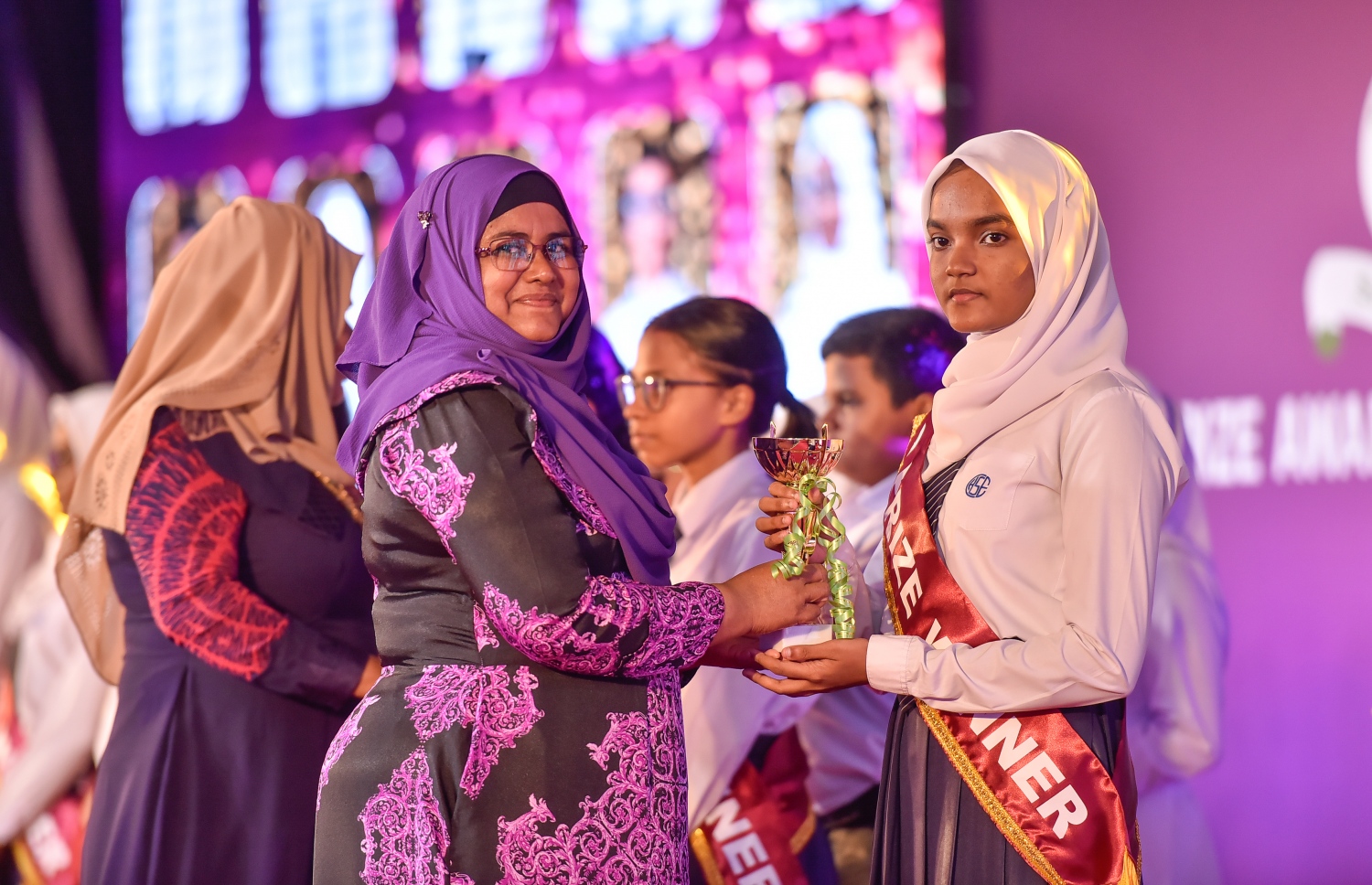 މާލެ: އޮކްޓޯބަރު 17، 2017: އަމީނިއްޔާ ސުކޫލުގެ 2016 ވަނަ އަހަރުގެ އަހަރީ އިނާމު ދިނުމުގެ ޖަލްސާގެ ތެރެއިން.-- ފޮޓޯ: ނިޝާން އަލީ /މިހާރު