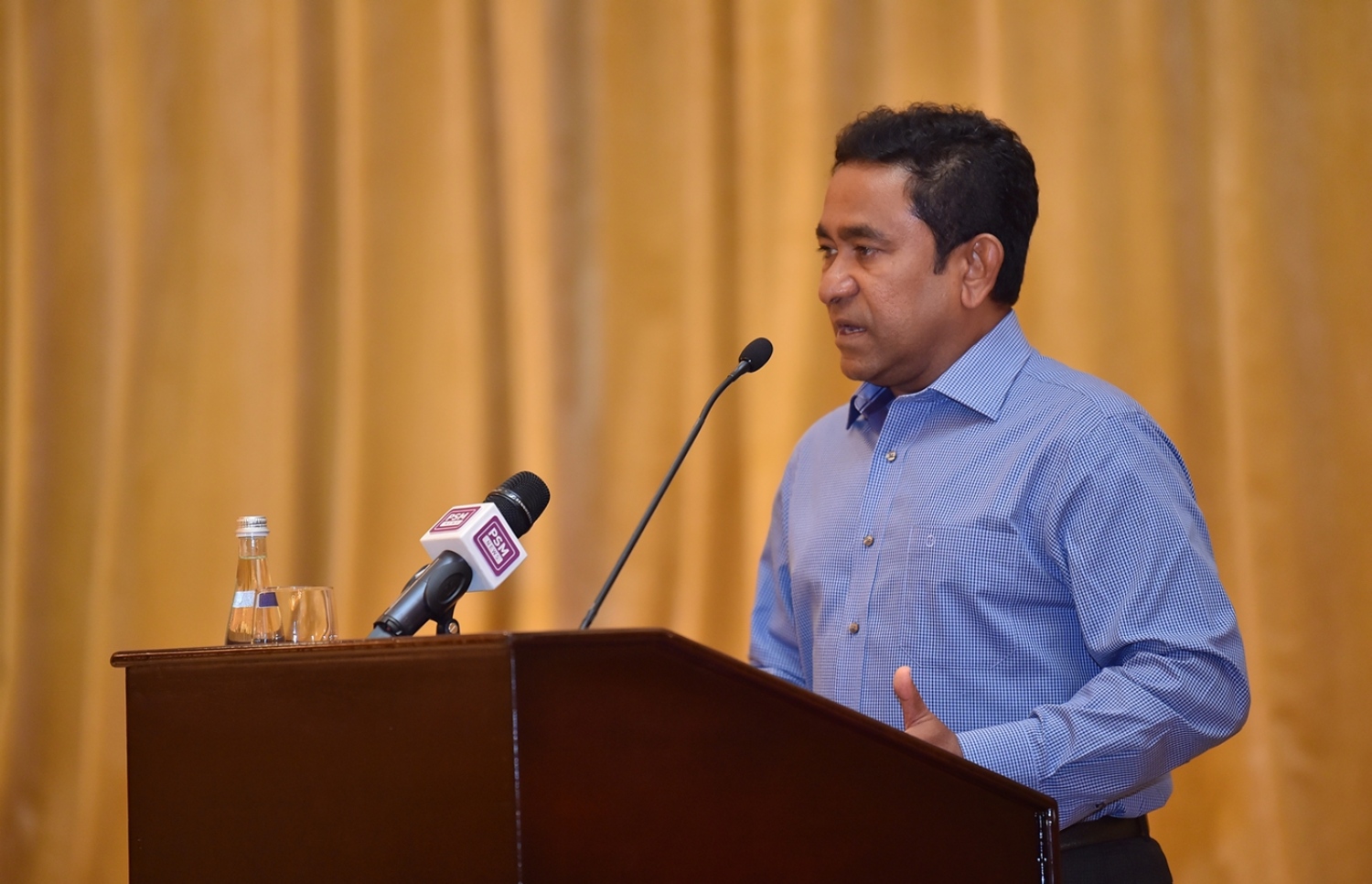 ދުބާއީ، އޮކްޓޯބަރު 17، 2017- ރައީސް ޔާމީންގެ ދެކަނބަލުން ޔޫއޭއީ އަށް ކުރައްވަމުން ގެންދަވާ ރަސްމީ ދަތުރުފުޅުގައި، އެ ގައުމުގައި ދިރިއުޅޭ ދިވެހިންނާ ބައްދަލުކުރެއްވުމަށް ބޭއްވި ހަފުލާގައި އެމަނިކުފާނު ވާހަކަފުޅު ދައްކަވަނީ.---ފޮޓޯ: ރައީސް އޮފީސް