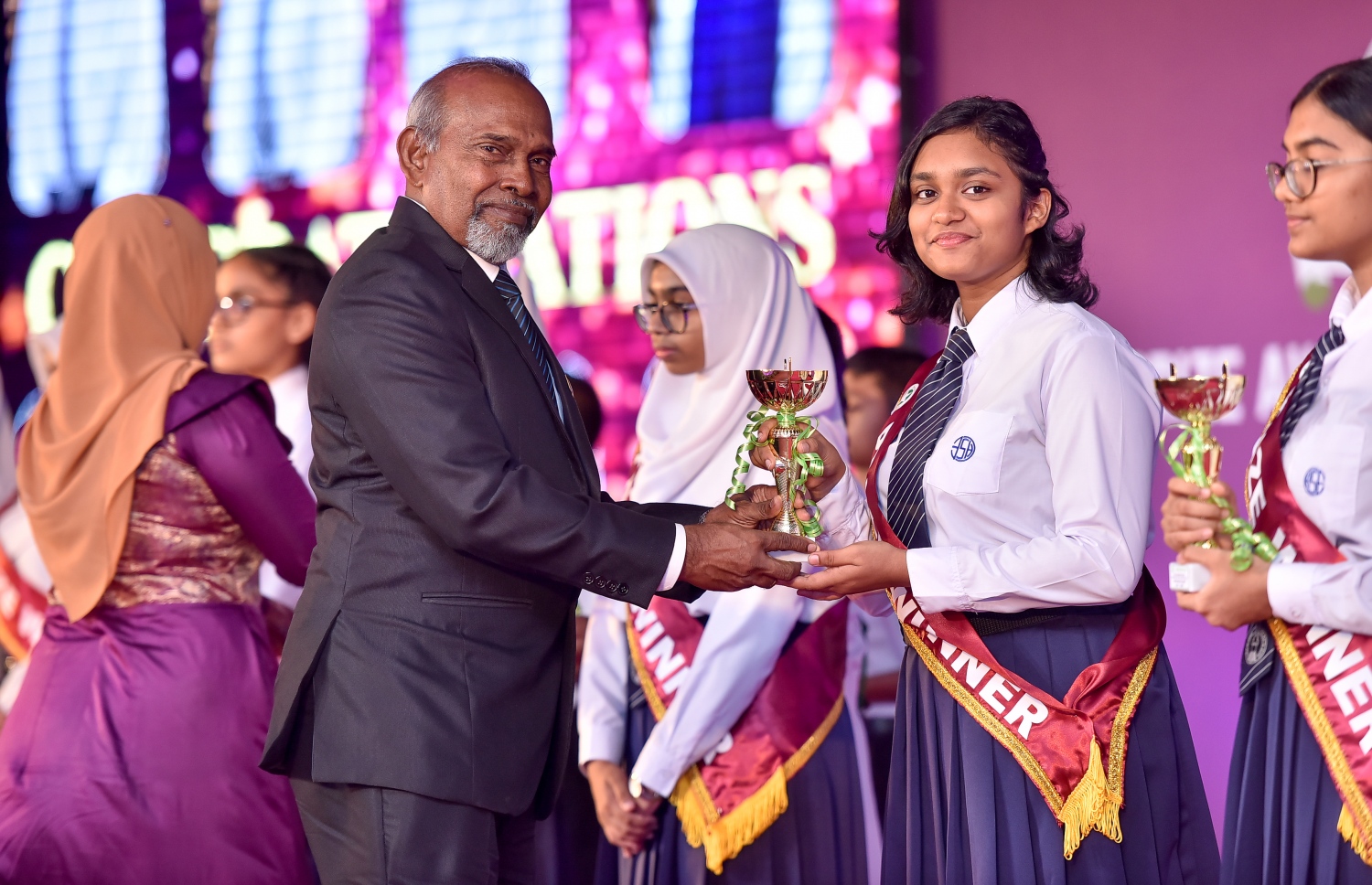 މާލެ: އޮކްޓޯބަރު 17، 2017: އަމީނިއްޔާ ސުކޫލުގެ 2016 ވަނަ އަހަރުގެ އަހަރީ އިނާމު ދިނުމުގެ ޖަލްސާގެ ތެރެއިން.-- ފޮޓޯ: ނިޝާން އަލީ /މިހާރު