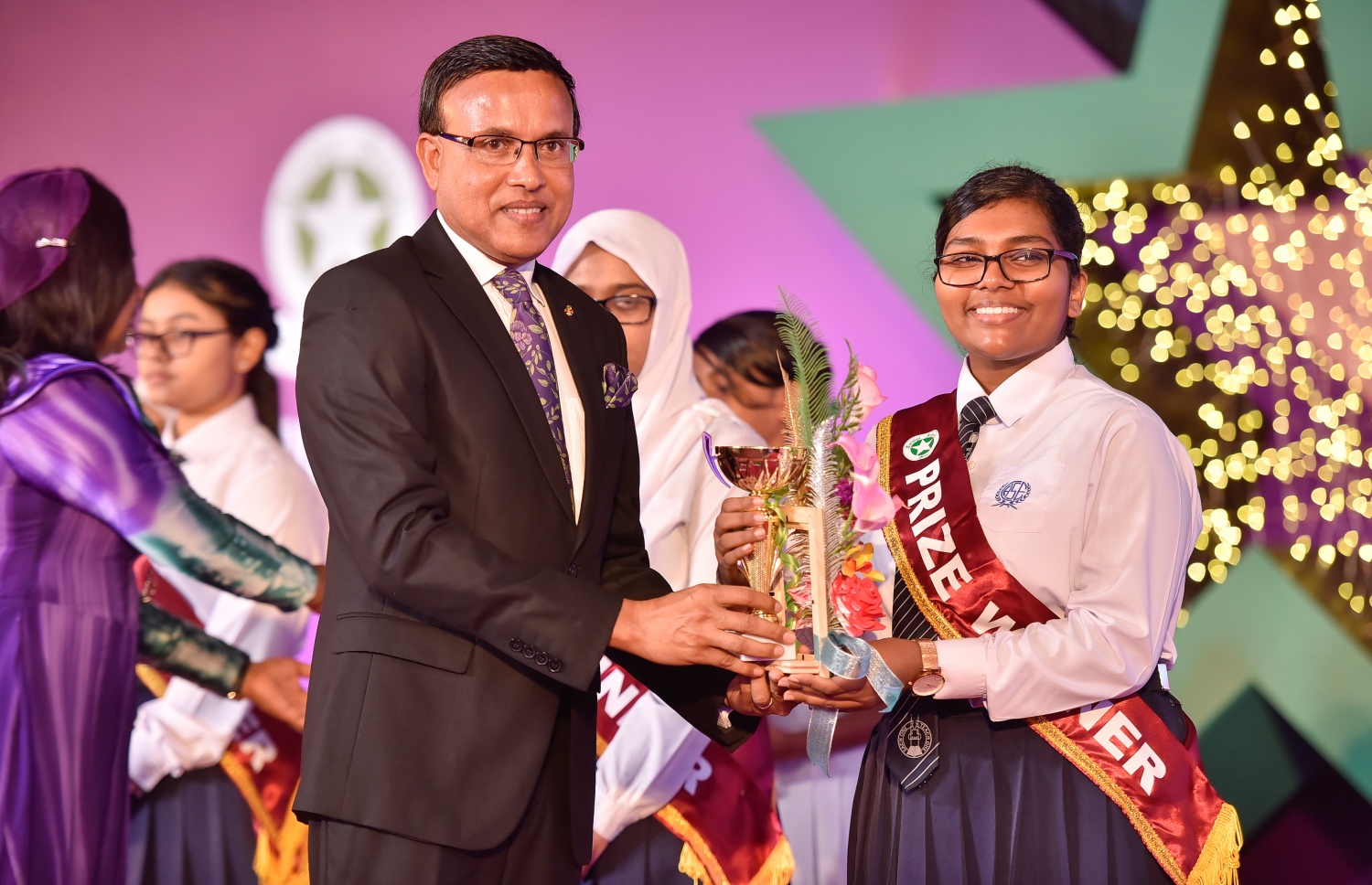 މާލެ: އޮކްޓޯބަރު 17، 2017: އަމީނިއްޔާ ސުކޫލުގެ 2016 ވަނަ އަހަރުގެ އަހަރީ އިނާމު ދިނުމުގެ ޖަލްސާގެ ތެރެއިން.-- ފޮޓޯ: ނިޝާން އަލީ /މިހާރު