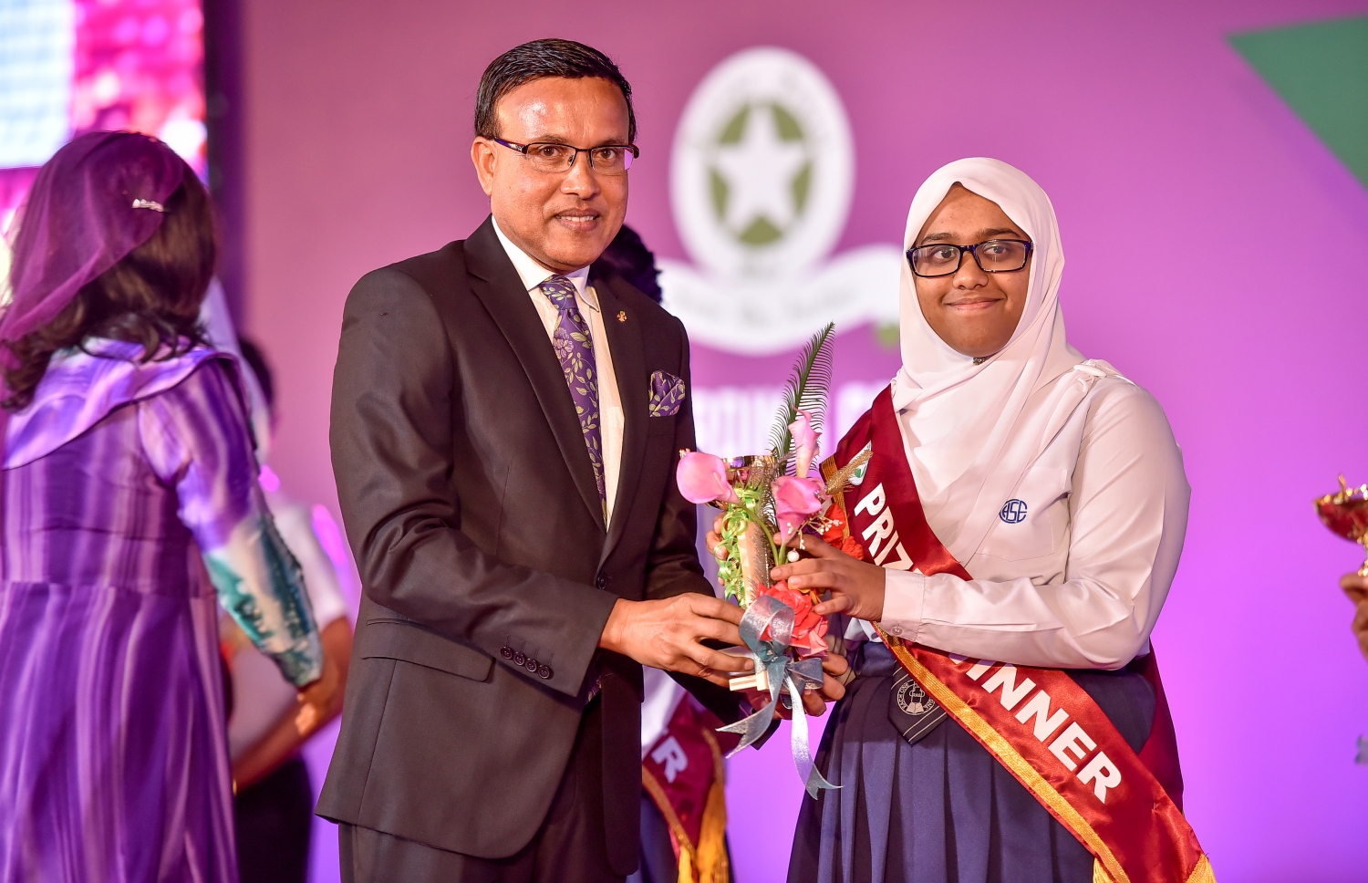 މާލެ: އޮކްޓޯބަރު 17، 2017: އަމީނިއްޔާ ސުކޫލުގެ 2016 ވަނަ އަހަރުގެ އަހަރީ އިނާމު ދިނުމުގެ ޖަލްސާގެ ތެރެއިން.-- ފޮޓޯ: ނިޝާން އަލީ /މިހާރު