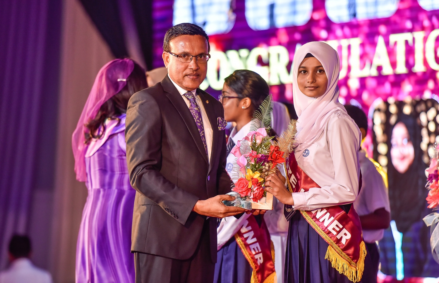 މާލެ: އޮކްޓޯބަރު 17، 2017: އަމީނިއްޔާ ސުކޫލުގެ 2016 ވަނަ އަހަރުގެ އަހަރީ އިނާމު ދިނުމުގެ ޖަލްސާގެ ތެރެއިން.-- ފޮޓޯ: ނިޝާން އަލީ /މިހާރު