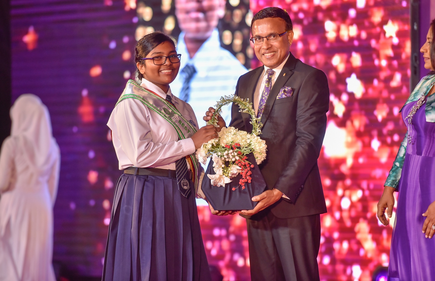 މާލެ: އޮކްޓޯބަރު 17، 2017: އަމީނިއްޔާ ސުކޫލުގެ 2016 ވަނަ އަހަރުގެ އަހަރީ އިނާމު ދިނުމުގެ ޖަލްސާގައި، ޑރ. އަބްދުﷲ ނަޒީރު(ކ) 2ވަނަ ލިބުނު ދަރިވަރަށް އިނާމު ހަވާލުކޮށްދެއްވަނީ.-- ފޮޓޯ: ނިޝާން އަލީ /މިހާރު