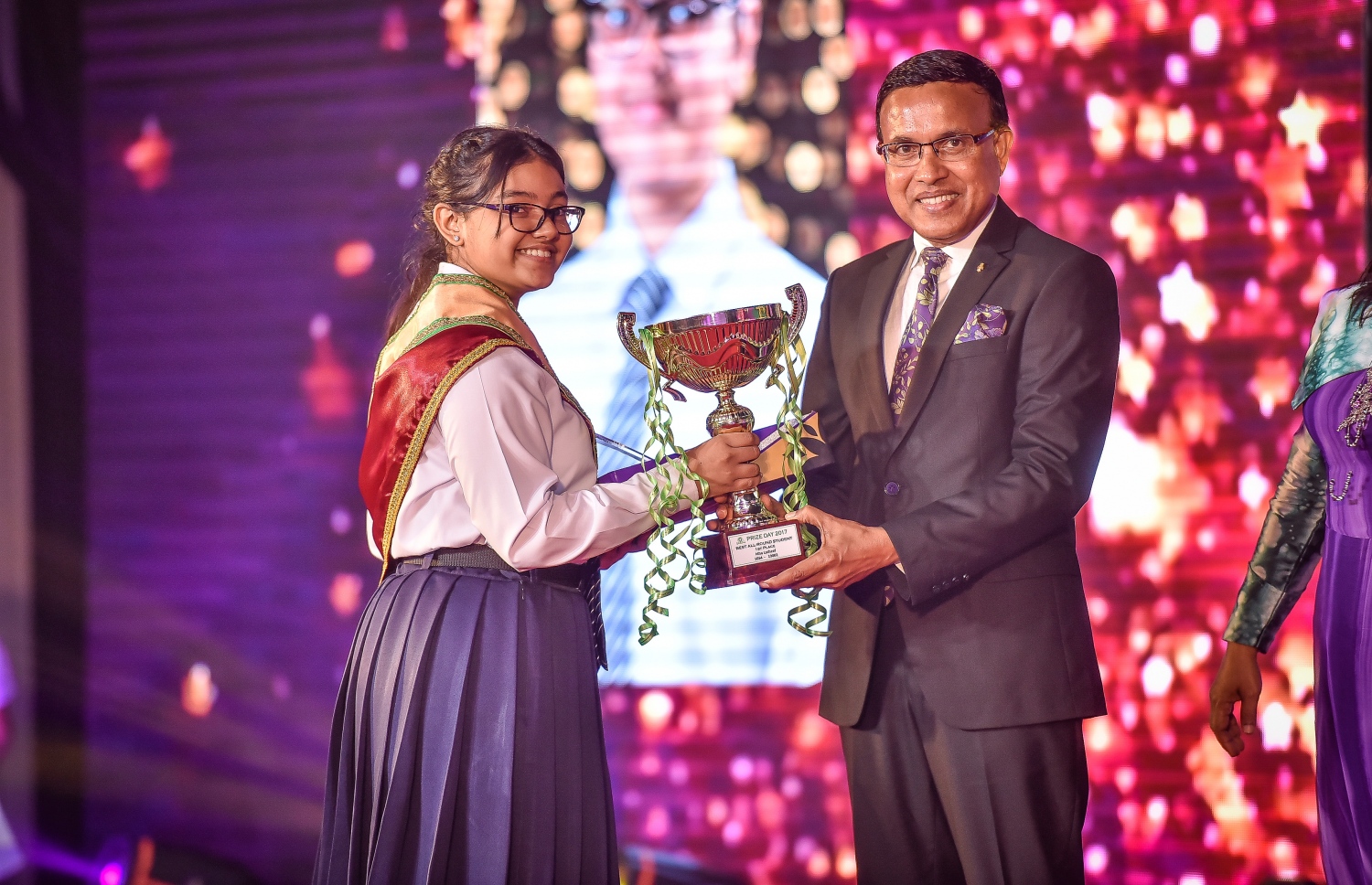 މާލެ: އޮކްޓޯބަރު 17، 2017: އަމީނިއްޔާ ސުކޫލުގެ 2016 ވަނަ އަހަރުގެ އަހަރީ އިނާމު ދިނުމުގެ ޖަލްސާގައި، ޑރ. އަބްދުﷲ ނަޒީރު(ކ) 1ވަނަ ލިބުނު ދަރިވަރަށް ތަށި ހަވާލުކޮށްދެއްވަނީ.-- ފޮޓޯ: ނިޝާން އަލީ /މިހާރު