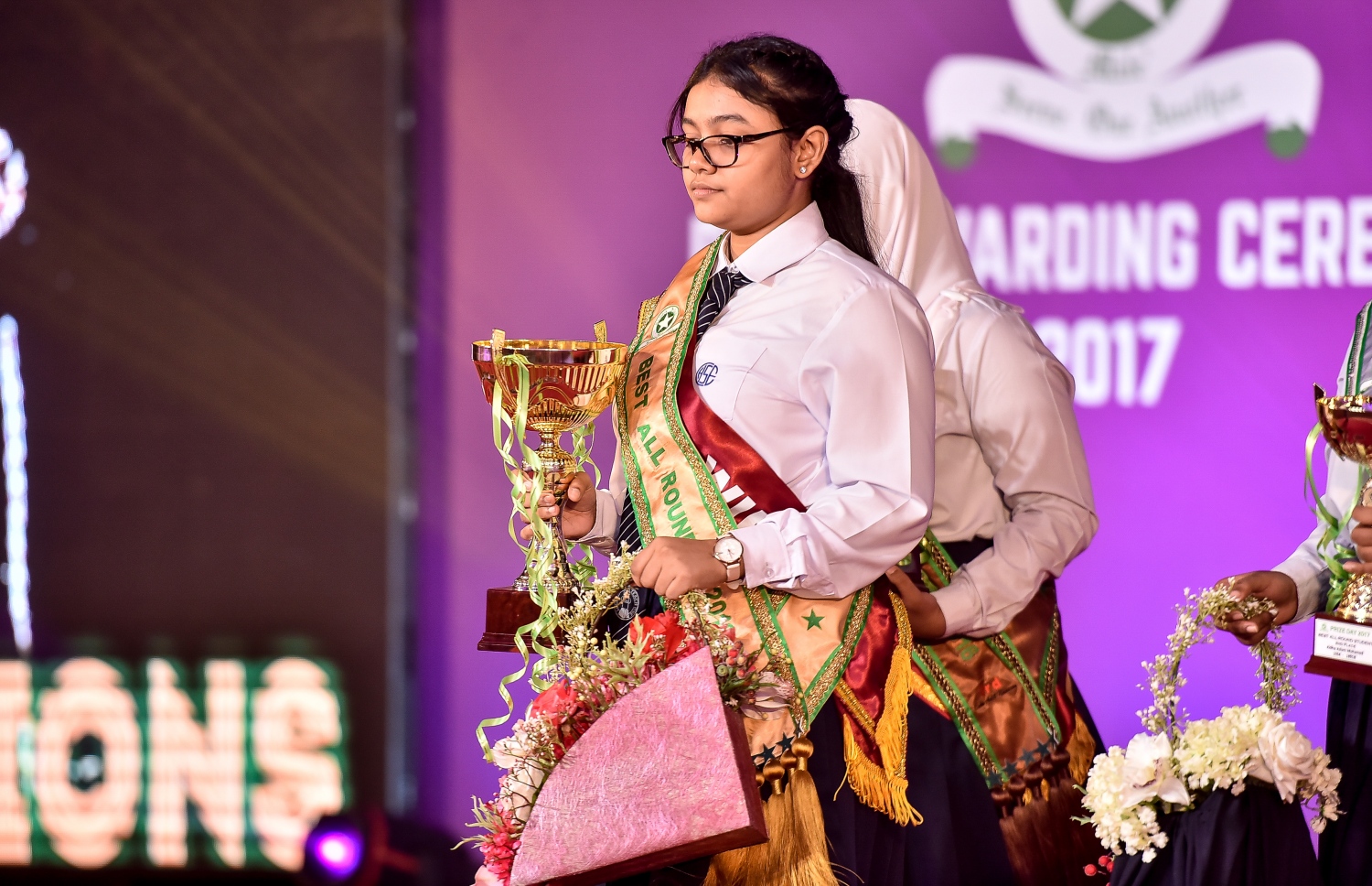 މާލެ: އޮކްޓޯބަރު 17، 2017: އަމީނިއްޔާ ސުކޫލުގެ 2016 ވަނަ އަހަރުގެ އަހަރީ އިނާމު ދިނުމުގެ ޖަލްސާގައި ބެސްޓް އޯލް ރައުންޑް ލިބުން ދަރިވަރު ތައްޓާއެކު.-- ފޮޓޯ: ނިޝާން އަލީ /މިހާރު