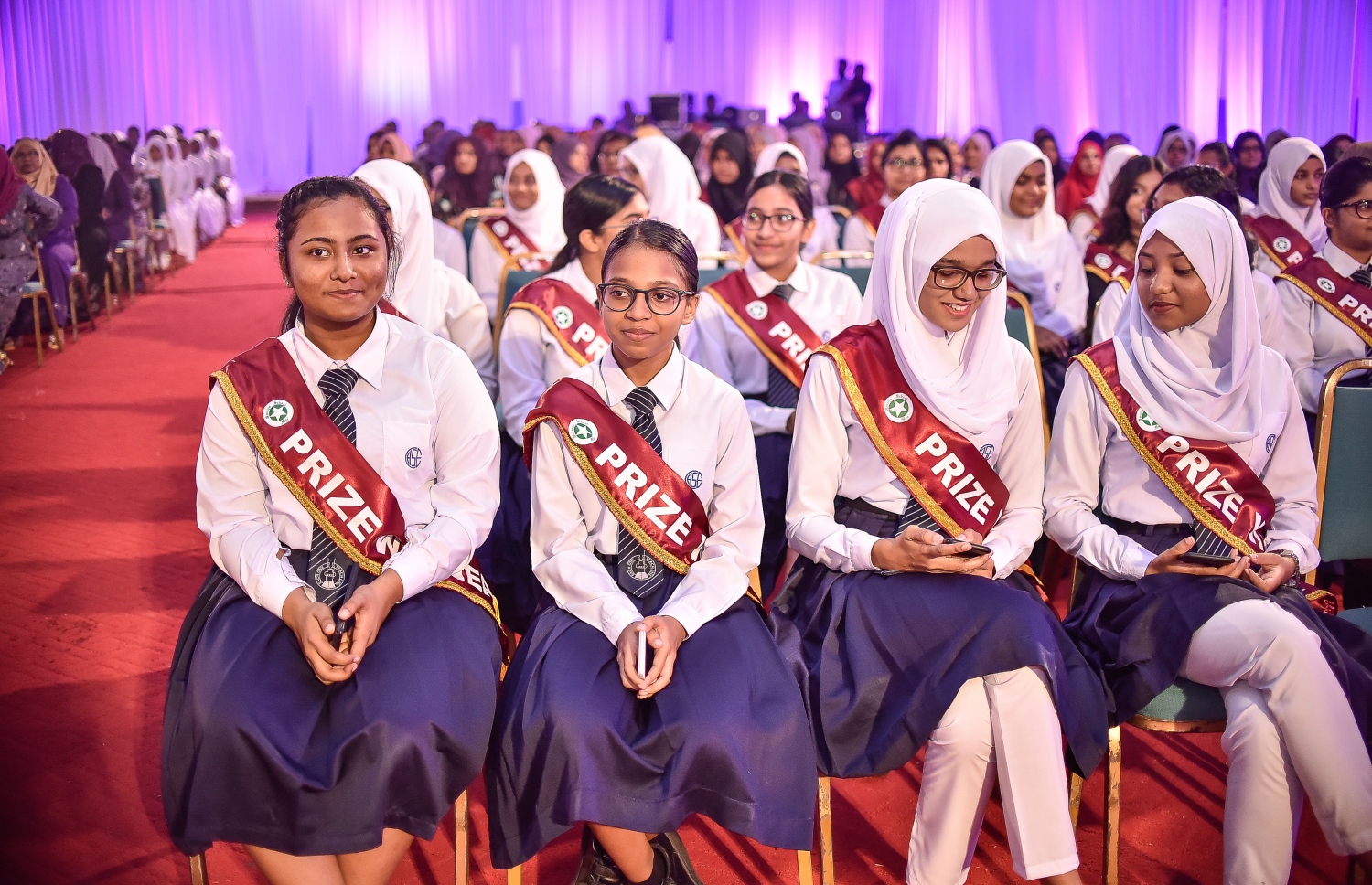 މާލެ: އޮކްޓޯބަރު 17، 2017: އަމީނިއްޔާ ސުކޫލުގެ 2016 ވަނަ އަހަރުގެ އަހަރީ އިނާމު ދިނުމުގެ ޖަލްސާގައި ސީއެޗްއެސްސީގައި މިހާރު ކިޔަވަމުންދާ ކުރީގެ އަމީނިއްޔާގެ ދަރިވަރުންތަކެއް ބައިވެރިވަނީ.-- ފޮޓޯ: ނިޝާން އަލީ /މިހާރު