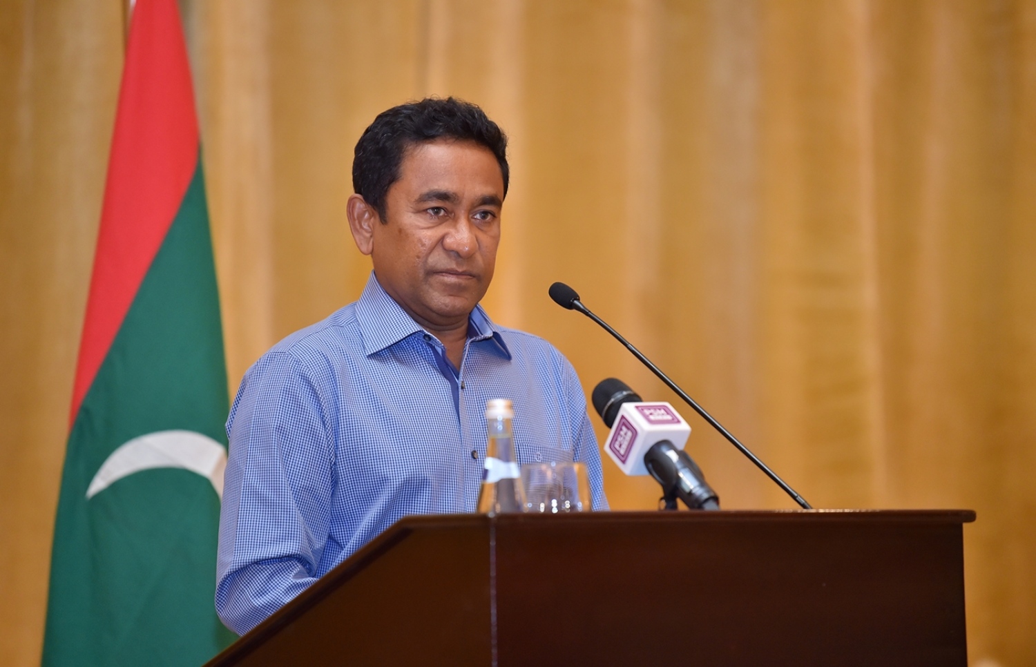 ދުބާއީ، އޮކްޓޯބަރު 17، 2017- ރައީސް ޔާމީންގެ ދެކަނބަލުން ޔޫއޭއީ އަށް ކުރައްވަމުން ގެންދަވާ ރަސްމީ ދަތުރުފުޅުގައި، އެ ގައުމުގައި ދިރިއުޅޭ ދިވެހިންނާ ބައްދަލުކުރެއްވުމަށް ބޭއްވި ހަފުލާގައި އެމަނިކުފާނު ވާހަކަފުޅު ދައްކަވަނީ.---ފޮޓޯ: ރައީސް އޮފީސް