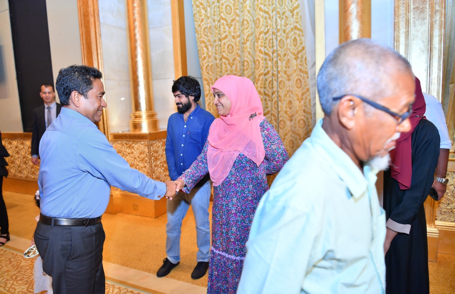 ދުބާއީ، އޮކްޓޯބަރު 17، 2017- ރައީސް ޔާމީންގެ ދެކަނބަލުން ޔޫއޭއީ އަށް ކުރައްވަމުން ގެންދަވާ ރަސްމީ ދަތުރުފުޅުގައި، އެ ގައުމުގައި ދިރިއުޅޭ ދިވެހިންނާ ބައްދަލުކުރެއްވުމަށް ބޭއްވި ހަފުލާގައި ބައެއް މީހުންނާ ސަލާމް ކުރައްވަނީ.---ފޮޓޯ: ރައީސް އޮފީސް