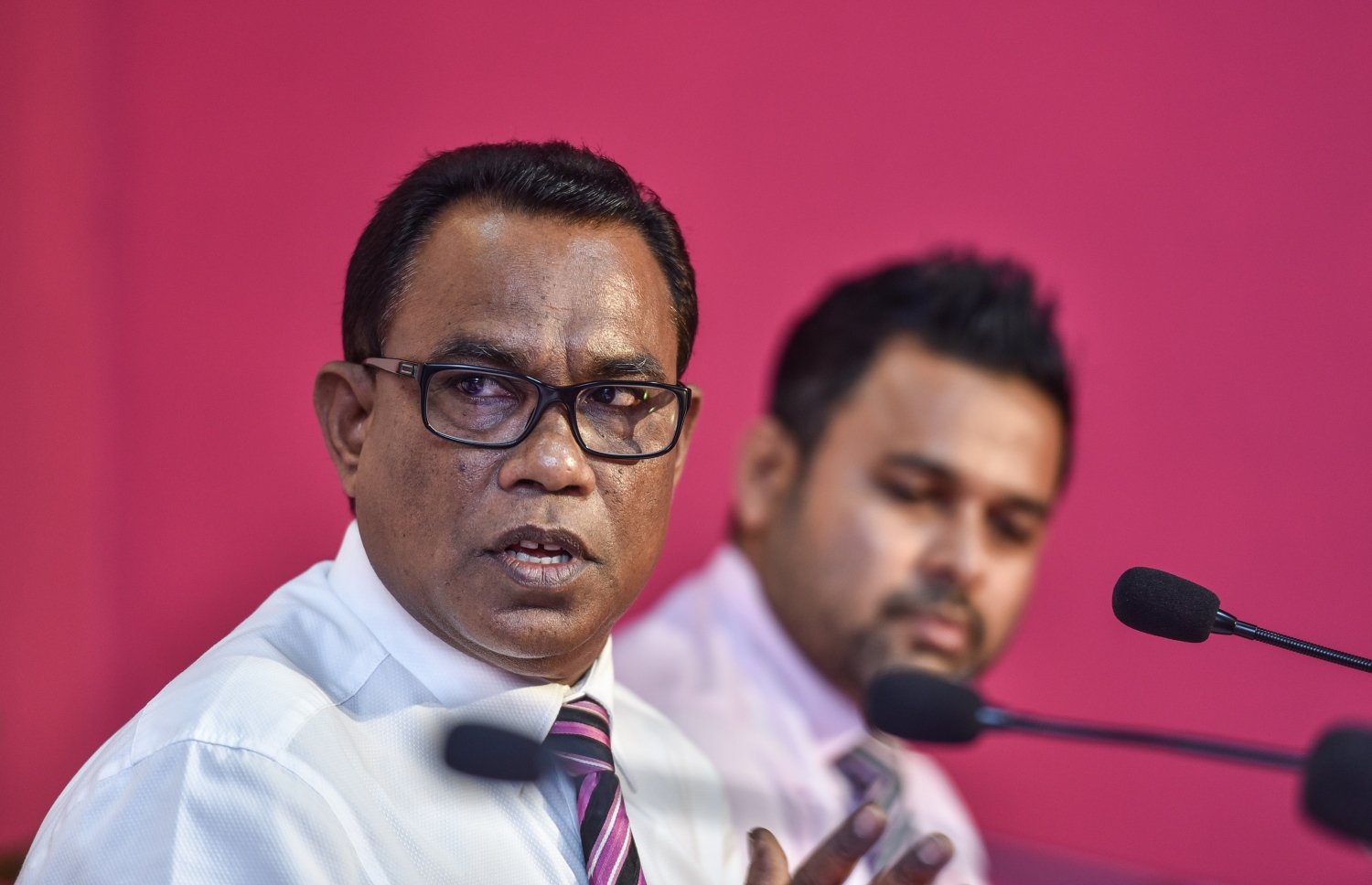 ނޫސްވެރިންގެ ބައްދަލުވުމުގައި އަބްދުއްރަހީމް ވާހަކަ ދައްކަވަނީ. - ފޮޓޯ: މިހާރު/ ހުސެއިން ވަހީދު