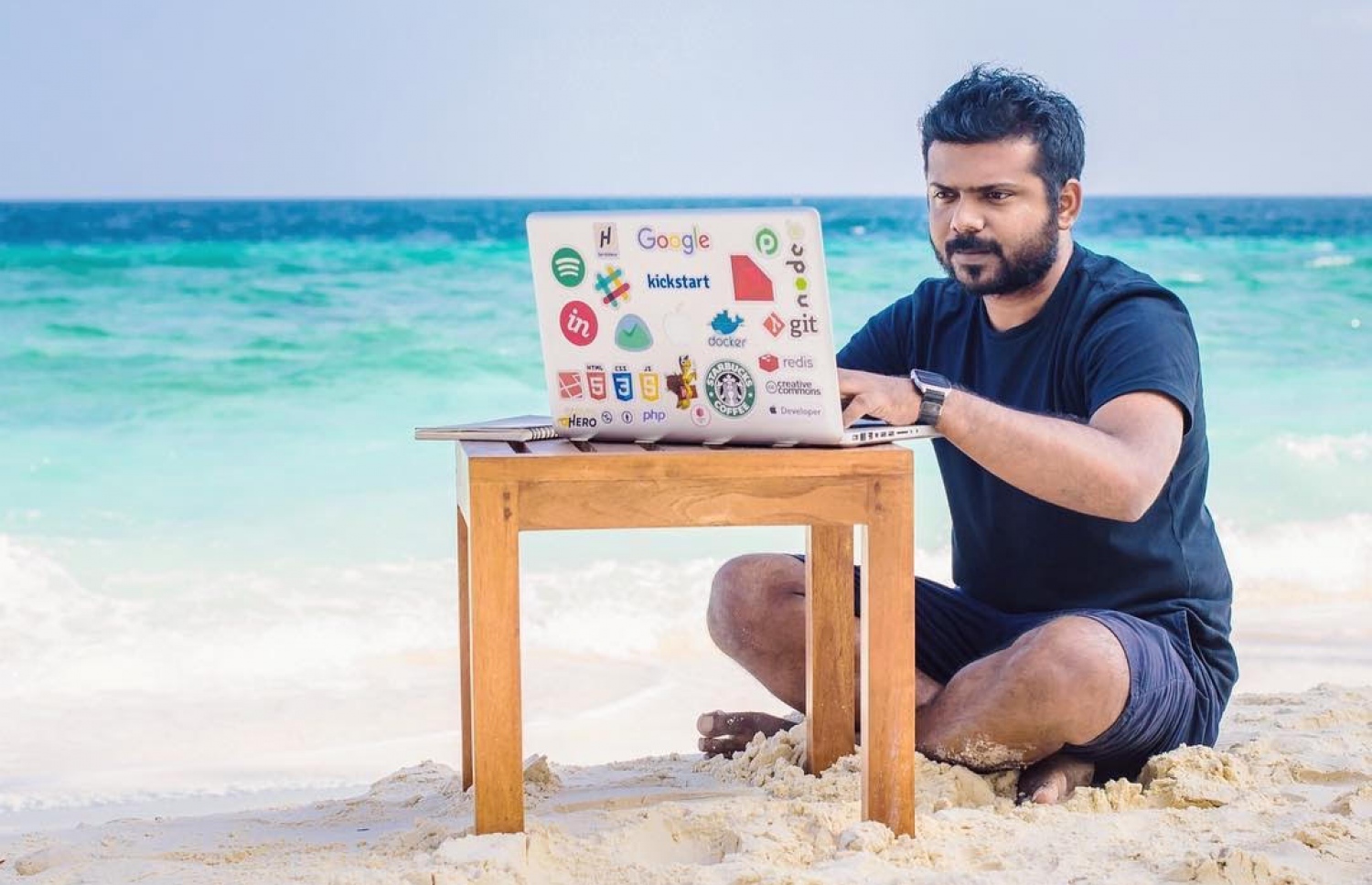 ލޮޓީފައިލްސް ޓީމުގެ މެންބަރު ނައްޓު ރާއްޖޭގެ ގޮނޑުދޮށެއްގައި އިނދެ މަސައްކަތްކުރަނީ