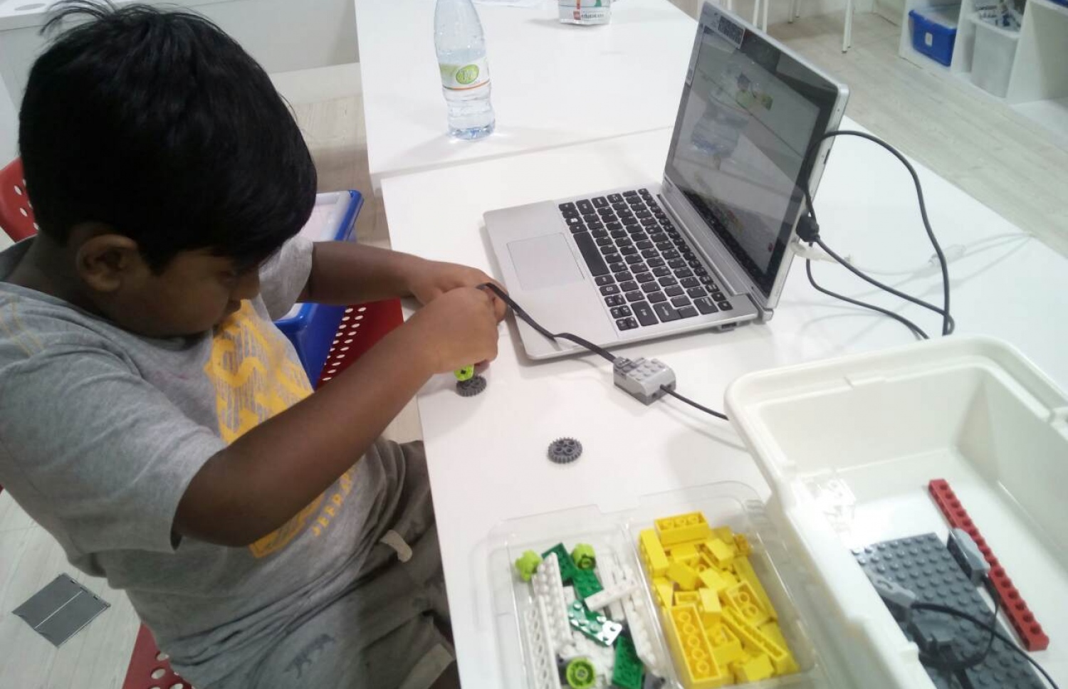 ލެގޯ ބޭނުންކޮށްގެން ކުއްޖަކު ދަސްކުރަނީ: މި ތަނުގެ ކިޔަވައިދިނުމުގެ ބޮޑު ބައެއް ހާއްސަ ކޮށްފައިވަނީ ލެގޯ އެޑިއުކޭޝަނަށް