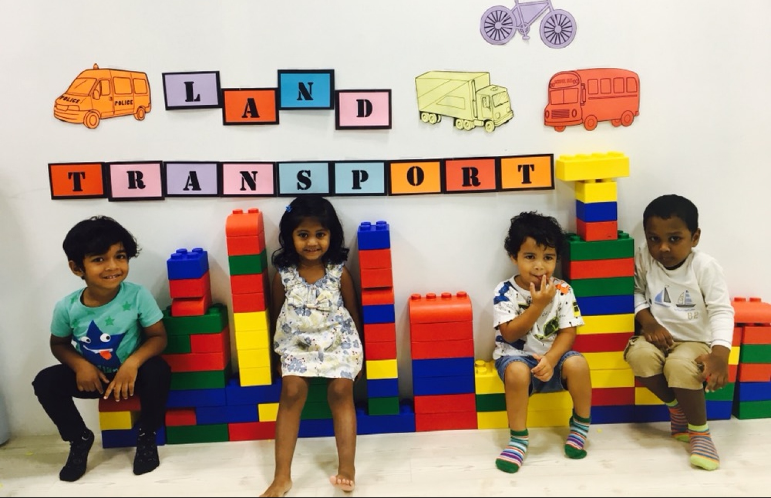 ސުޕަކިޑް ކާސަލްގައި ކުޑަކުދިންތަކެއް މަޑުކޮށްލައިގެން: މިއީ ތަފާތުގޮތަކަށް ހިންގާ ޑޭކެއާ ސެންޓަރެއް