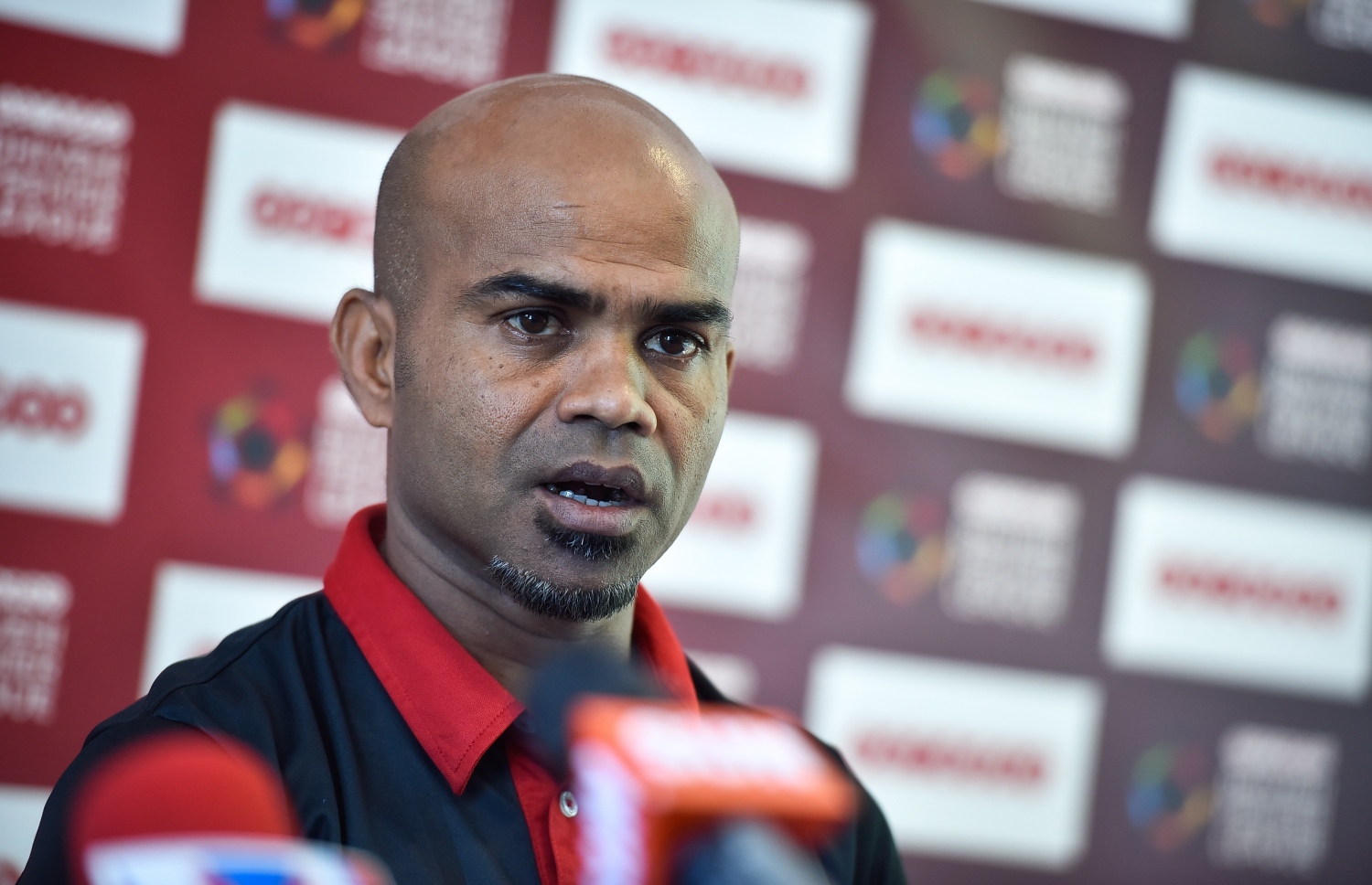 ޓީސީގެ ކޯޗު ނިޒާމްބެ ނޫސްވެރިންގެ ބައްދަލުވުމުގައި ވާހަކަ ދައްކަނީ.-- ފޮޓޯ: ނިޝާން އަލީ/ މިހާރު