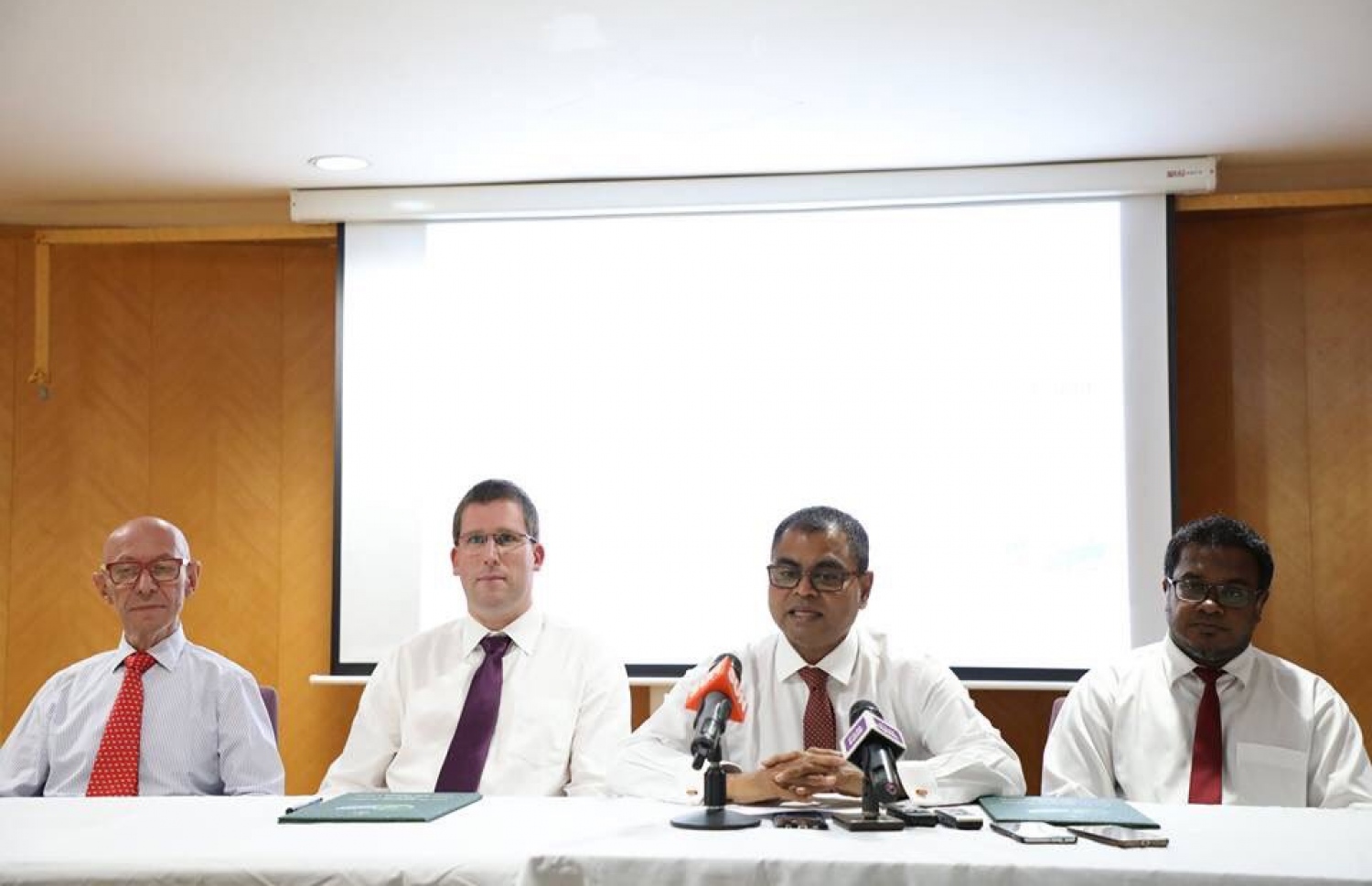 ތިލަފުށީގައި ކުނި ނައްތާލާ ސިސްޓަމެއް ގާއިމްކުރުމުގެ އެއްބަސްވުމުގައި ސޮއިކުރެއްވުމަށްފަހު އެންވަޔަރްމަންޓް މިނިސްޓަރު ތޯރިގް (ކ-2) ވާހަކަދައްކަވަނީ-  ފޮޓޯ: އެންވަޔަރްމަންޓް މިނިސްޓްރީ