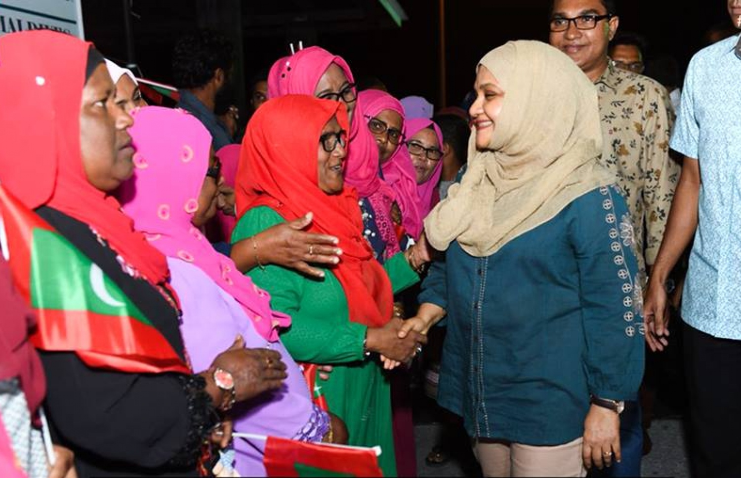 ފަސްޓް ލޭޑީ ފާތުން އަށް ގަން އެއާޕޯޓުން މިރޭ މަރުހަބާ ކިޔަނީ.---ފޮޓޯ: ޕީޕީއެމް