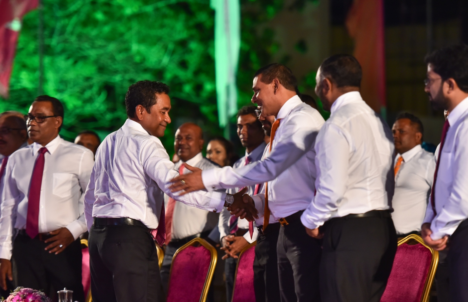 "ތައްޔާރު" ގެ ނަމުގައި އަލިމަސް ކާނިވާ ސަރަހައްދުގައި ޕީޕީއެމުން ބޭއްވި ޖަލްސާގައި ރައީސް ޔާމީން ވާހަކަފުޅު ނިންމާލެއްވުމަށްފަހު އެމްޑީއޭގެ ލީޑަރު ޝިޔާމާއި ސަލާންކުރައްވަނީ.---ފޮޓޯ: ހުސައިން ވަހީދު/މިހާރު