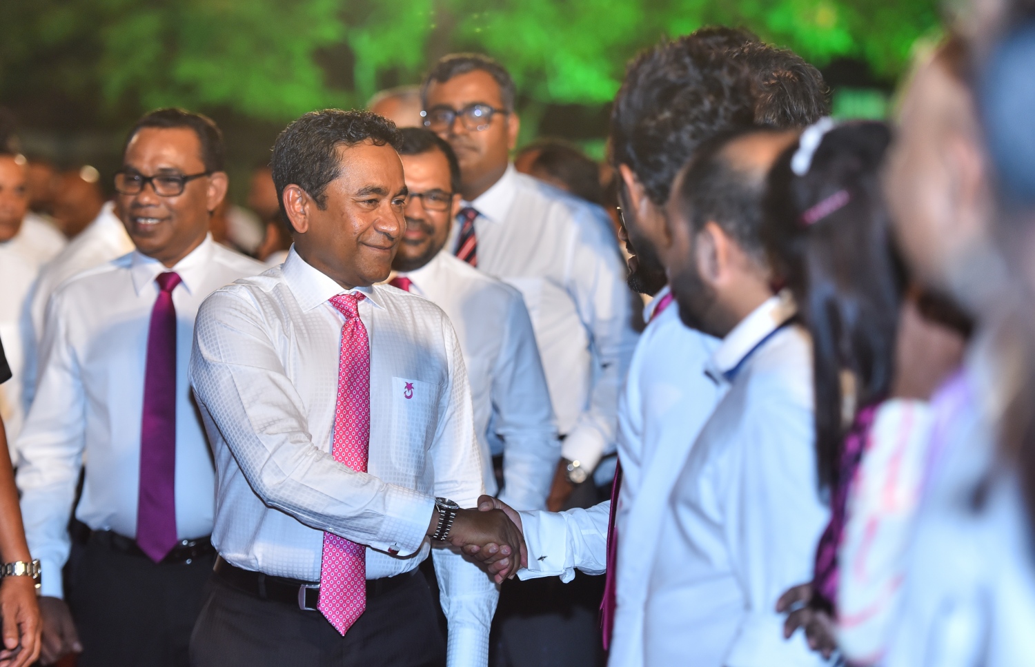 އަލިމަސް ކާނިވާ ސަރަހައްދުގައި މިދިޔަ ބުރާސްފަތި ދުވަހުގެ ރޭ ޕީޕީއެމުން ބޭއްވި ޖަލްސާ ނިންމާލެއްވުމަށް ފަހު ޖަލްސާގެ ބައިވެރިންނާއި ރައީސް ޔާމީން ސަލާންކުރައްވަނީ.---ފޮޓޯ: ހުސައިން ވަހީދު/މިހާރު