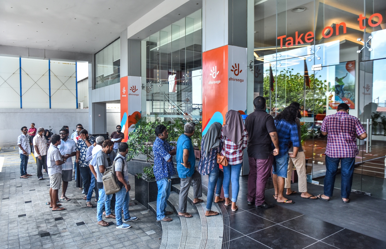 މާލެ: އޮކްޓޯބަރު 20، 2017- އެޕަލް އިން އެންމެ ފަހުން ބާޒާރަށް ނެރުނު އައިފޯން 8 އަދި 8 ޕްލަސް ދިރާގުން ރާއްޖޭގައި ވިއްކަން ފެށުމާ ގުޅިގެން، ޕްރީ އޯޑާ ހެދި މީހުން އެ ފޯނު ގަތުމަށް ދިރާގު އޮފީހުގެ ބޭރުގައި ކިޔޫ ހަދާފައި.---ފޮޓޯ: ހުސެއިން ވަހީދު/މިހާރު