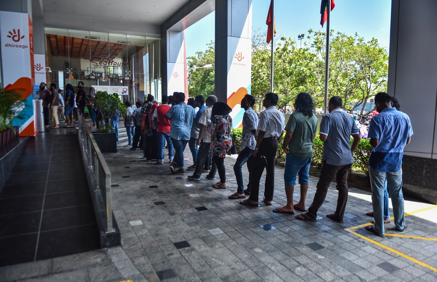 މާލެ: އޮކްޓޯބަރު 20، 2017- އެޕަލް އިން އެންމެ ފަހުން ބާޒާރަށް ނެރުނު އައިފޯން 8 އަދި 8 ޕްލަސް ދިރާގުން ރާއްޖޭގައި ވިއްކަން ފެށުމާ ގުޅިގެން، ޕްރީ އޯޑާ ހެދި މީހުން އެ ފޯނު ގަތުމަށް ދިރާގު އޮފީހުގެ ބޭރުގައި ކިޔޫ ހަދާފައި.---ފޮޓޯ: ހުސެއިން ވަހީދު/މިހާރު