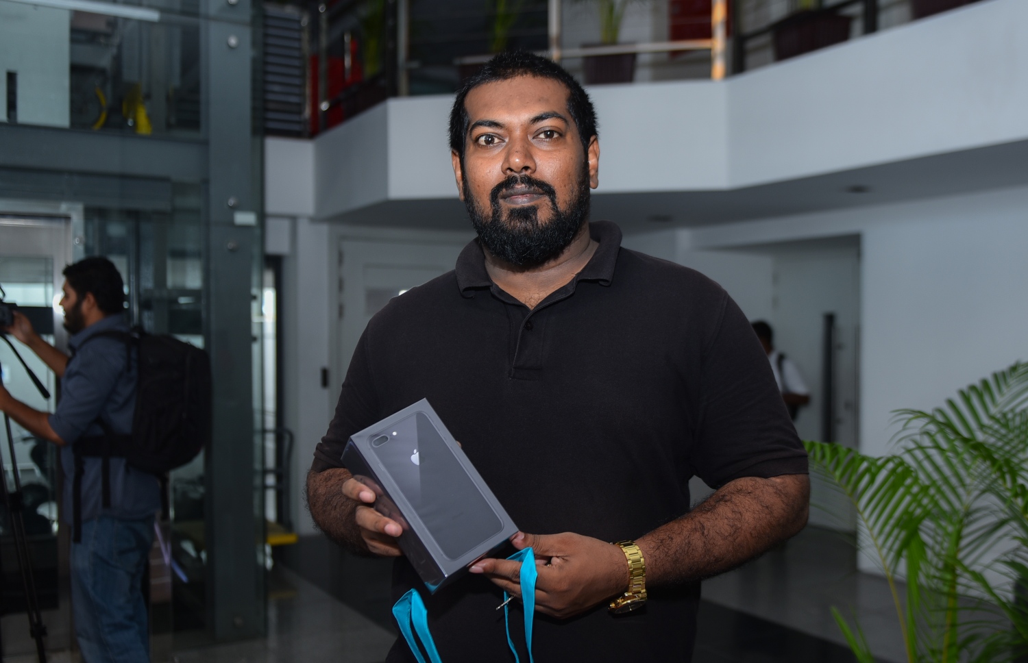 މާލެ: އޮކްޓޯބަރު 20، 2017- އެޕަލް އިން އެންމެ ފަހުން ބާޒާރަށް ނެރުނު އައިފޯން 8 އަދި 8 ޕްލަސް ދިރާގުން ރާއްޖޭގައި ވިއްކަން ފެށުމާ ގުޅިގެން، އައިފޯނު 8 ޕްލަސްއެއް ގަތް މީހަކު އެ ފޯނު ދައްކާލަނީ.---ފޮޓޯ: ހުސެއިން ވަހީދު/މިހާރު