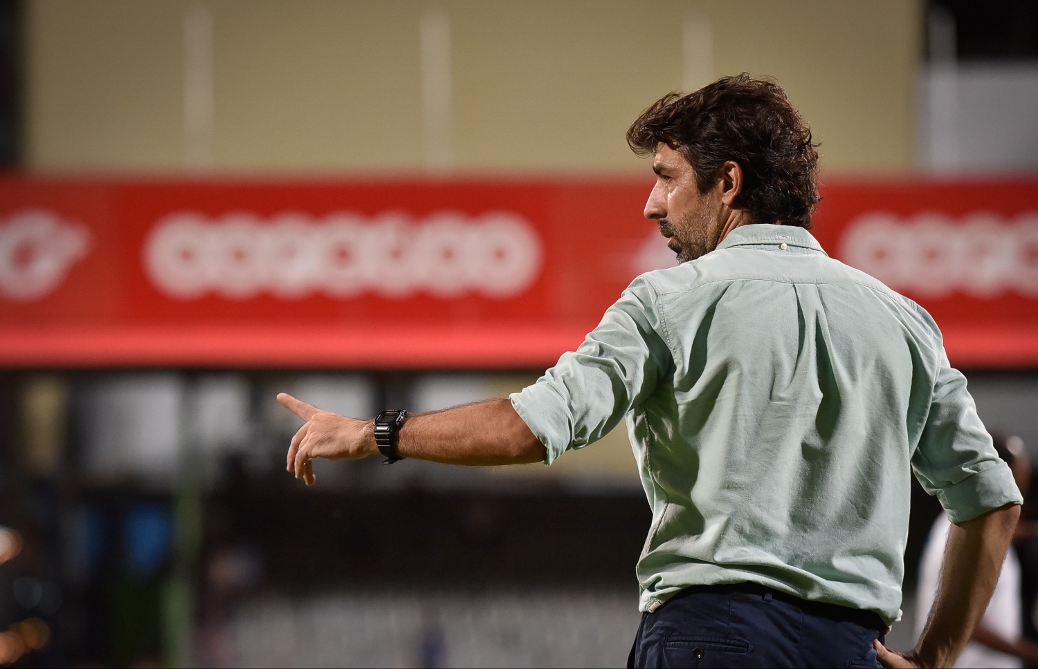 ލީގުގައި ނިއު ކުޅުނު މެޗުގެ ތެރެއިން އެ ޓީމުގެ ކޯޗު އޮސްކާ.-- ފޮޓޯ: ނިޝާން އަލީ/ މިހާރު