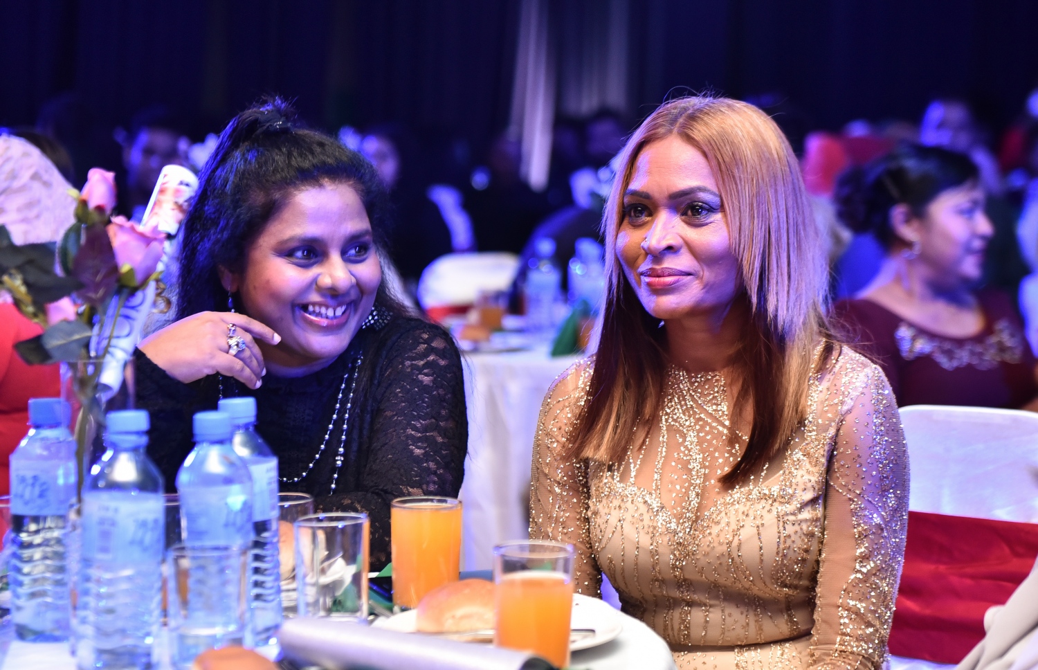 މާލެ: އޮކްޓޯބަރު 20، 2017- ދިވެހި ފިލްމު އިންޑަސްޓްރީގެ އެންމެ މަޝްހޫރު އެއް ބަތަލު ނިއުމާ މުހައްމަދުގެ ފިލްމީ ކެރިއާ އަށް 20 އަހަރު ފުރުން ފާހަގަކުރުމަށް ދަރުބާރުގޭގައި ބޭއްވި ހަފުލާގެ ތެރެއިން: އޭނާ ވަނީ ފިލްމު ކުޅުމުން ރިޓަޔާ ކުރާކަން ވެސް މި ހަފުލާގައި އިއުލާންކޮށްފައި.---ފޮޓޯ: ހުސެއިން ވަހީދު/މިހާރު