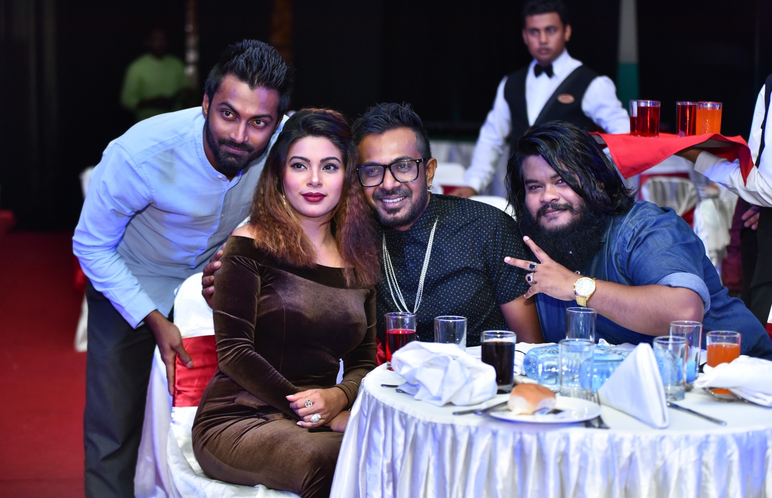 މާލެ: އޮކްޓޯބަރު 20، 2017- ދިވެހި ފިލްމު އިންޑަސްޓްރީގެ އެންމެ މަޝްހޫރު އެއް ބަތަލު ނިއުމާ މުހައްމަދުގެ ފިލްމީ ކެރިއާ އަށް 20 އަހަރު ފުރުން ފާހަގަކުރުމަށް ދަރުބާރުގޭގައި ބޭއްވި ހަފުލާގެ ތެރެއިން: އޭނާ ވަނީ ފިލްމު ކުޅުމުން ރިޓަޔާ ކުރާކަން ވެސް މި ހަފުލާގައި އިއުލާންކޮށްފައި.---ފޮޓޯ: ހުސެއިން ވަހީދު/މިހާރު