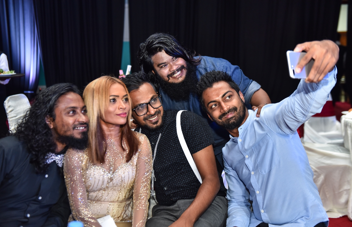 މާލެ: އޮކްޓޯބަރު 20، 2017- ދިވެހި ފިލްމު އިންޑަސްޓްރީގެ އެންމެ މަޝްހޫރު އެއް ބަތަލު ނިއުމާ މުހައްމަދުގެ ފިލްމީ ކެރިއާ އަށް 20 އަހަރު ފުރުން ފާހަގަކުރުމަށް ދަރުބާރުގޭގައި ބޭއްވި ހަފުލާގައި ނިއުމާއާ އެކު ބައެއް ތަރިން ސެލްފީއެއް ނަގަނީ: އޭނާ ވަނީ ފިލްމު ކުޅުމުން ރިޓަޔާ ކުރާކަން ވެސް މި ހަފުލާގައި އިއުލާންކޮށްފައި.---ފޮޓޯ: ހުސެއިން ވަހީދު/މިހާރު