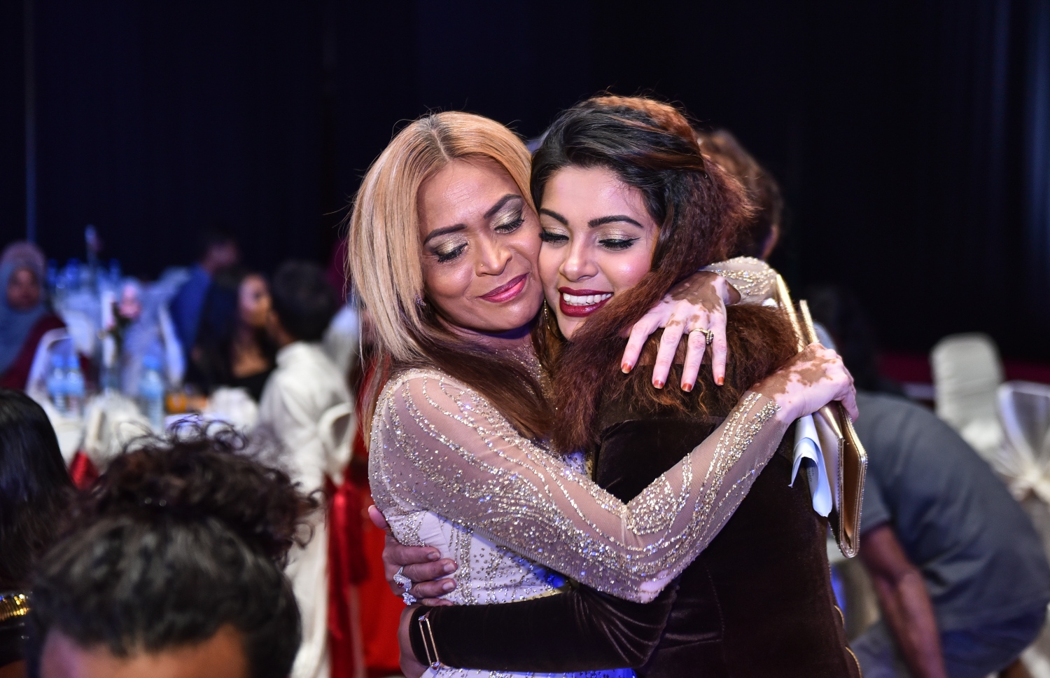 މާލެ: އޮކްޓޯބަރު 20، 2017- ދިވެހި ފިލްމު އިންޑަސްޓްރީގެ އެންމެ މަޝްހޫރު އެއް ބަތަލު ނިއުމާ މުހައްމަދުގެ ފިލްމީ ކެރިއާ އަށް 20 އަހަރު ފުރުން ފާހަގަކުރުމަށް ދަރުބާރުގޭގައި ބޭއްވި ހަފުލާގެ ތެރެއިން: އޭނާ ވަނީ ފިލްމު ކުޅުމުން ރިޓަޔާ ކުރާކަން ވެސް މި ހަފުލާގައި އިއުލާންކޮށްފައި.---ފޮޓޯ: ހުސެއިން ވަހީދު/މިހާރު