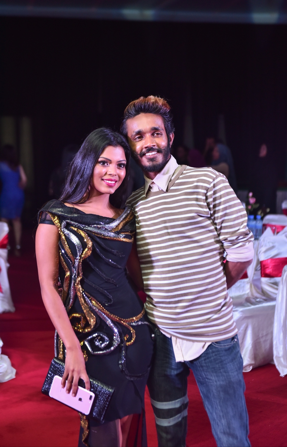 މާލެ: އޮކްޓޯބަރު 20، 2017- ދިވެހި ފިލްމު އިންޑަސްޓްރީގެ އެންމެ މަޝްހޫރު އެއް ބަތަލު ނިއުމާ މުހައްމަދުގެ ފިލްމީ ކެރިއާ އަށް 20 އަހަރު ފުރުން ފާހަގަކުރުމަށް ދަރުބާރުގޭގައި ބޭއްވި ހަފުލާގެ ތެރެއިން: އޭނާ ވަނީ ފިލްމު ކުޅުމުން ރިޓަޔާ ކުރާކަން ވެސް މި ހަފުލާގައި އިއުލާންކޮށްފައި.---ފޮޓޯ: ހުސެއިން ވަހީދު/މިހާރު