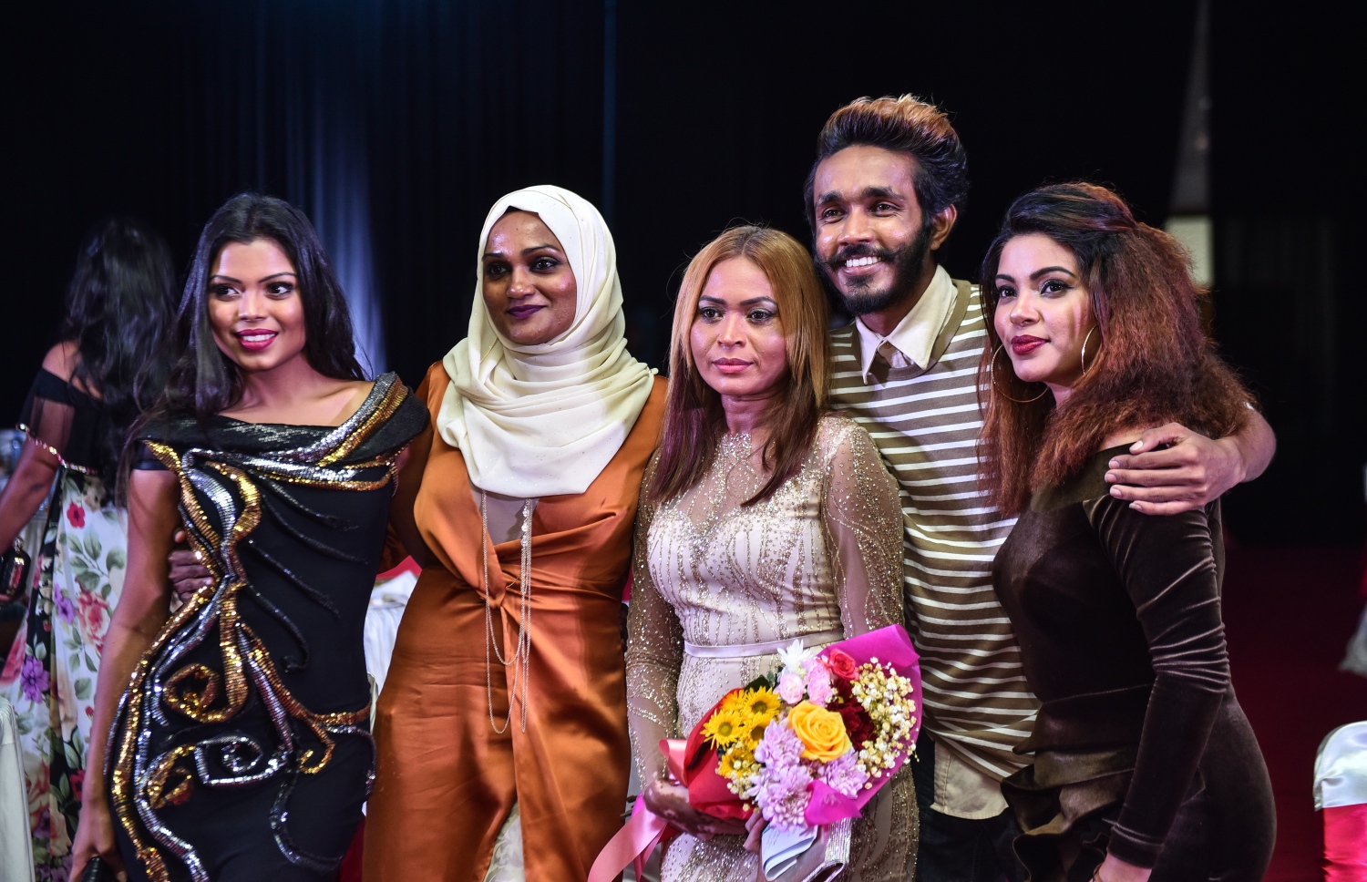 މާލެ: އޮކްޓޯބަރު 20، 2017- ދިވެހި ފިލްމު އިންޑަސްޓްރީގެ އެންމެ މަޝްހޫރު އެއް ބަތަލު ނިއުމާ މުހައްމަދުގެ ފިލްމީ ކެރިއާ އަށް 20 އަހަރު ފުރުން ފާހަގަކުރުމަށް ދަރުބާރުގޭގައި ބޭއްވި ހަފުލާގައި ނިއުމާ ބައެއް ތަރިންނާއެކު ފޮޓޯއެއް ނަގަނީ: އޭނާ ވަނީ ފިލްމު ކުޅުމުން ރިޓަޔާ ކުރާކަން ވެސް މި ހަފުލާގައި އިއުލާންކޮށްފައި.---ފޮޓޯ: ހުސެއިން ވަހީދު/މިހާރު