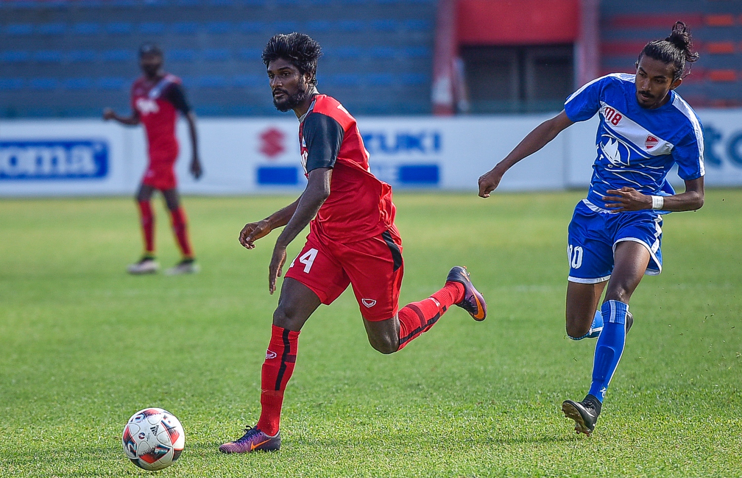 ކުޑަހުވަދޫގެ އިރުފާން (ކ) ކައިރިން ތިނަދޫގެ އާދިލް ބޯޅަ ހިފައިގެންދަނީ.-- ފޮޓޯ: ނިޝާން އަލީ/ މިހާރު