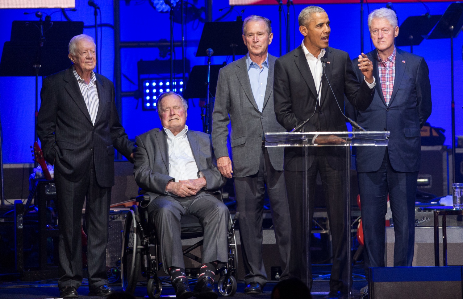 ދުނިޔޭގައި ތިއްބެވި އެމެރިކާގެ ކުރީގެ ފަސް ރައީސުން ކަމަށްވާ (ވ-ކ) ޖިމީ ކާޓާ، ޖޯޖް އެޗްޑަބްލިއު. ބުޝް، ޖޯޖް ޑަބްލިއު ބުޝް، ބަރަކް އޮބާމާ އަދި ބިލް ކްލިންޓަން ހަރިކޭން ރިލީފް ކޮންސެޓުގައި ބައިވެރިވެވަޑައިގަންނަވަނީ. --ފޮޓޯ:އޭއެފްޕީ