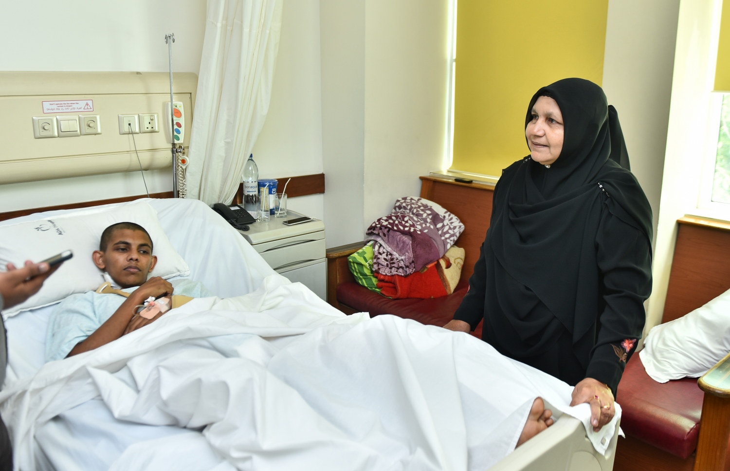 މުތީއުގެ މަންމަ ހައްވާ މޫސާ ދަރިފުޅުގެ ކައިރީގައި -- ފޮޓޯ: ހުސެއިން ވަހީދު