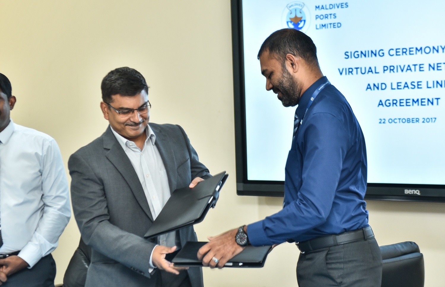 އުރީދޫ އާއި އެމްޕީއެލް އިން އެއްބަސްވުމުގައި ސޮއިކުރެއްވުމަށްފަހު އެއްބަސްވުން ބަދަލުކުރަނީ.-- ފޮޓޯ: މިހާރު/ހުސައިން ވަހީދު